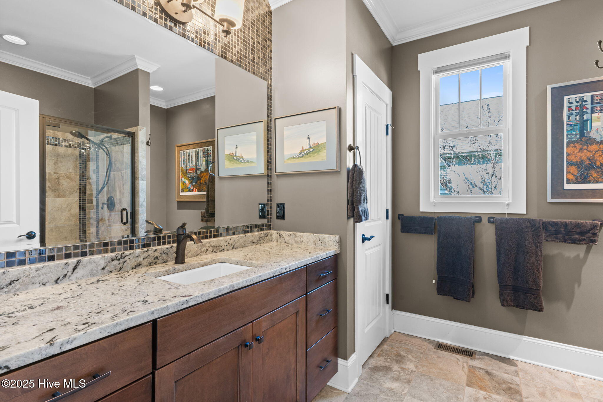 100569449 | Photo 48