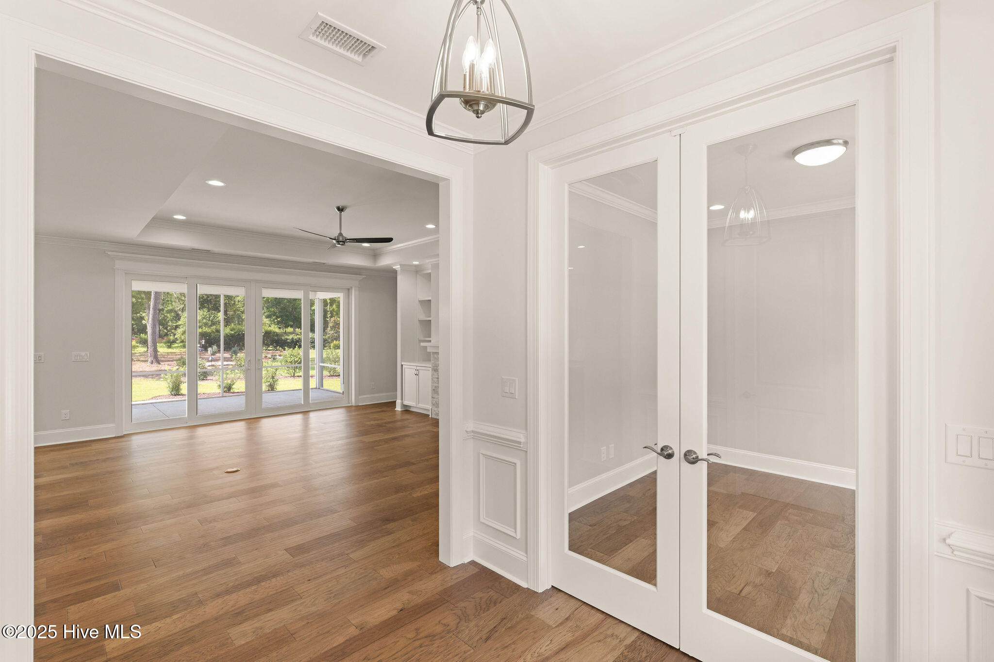 100530000 | Photo 11