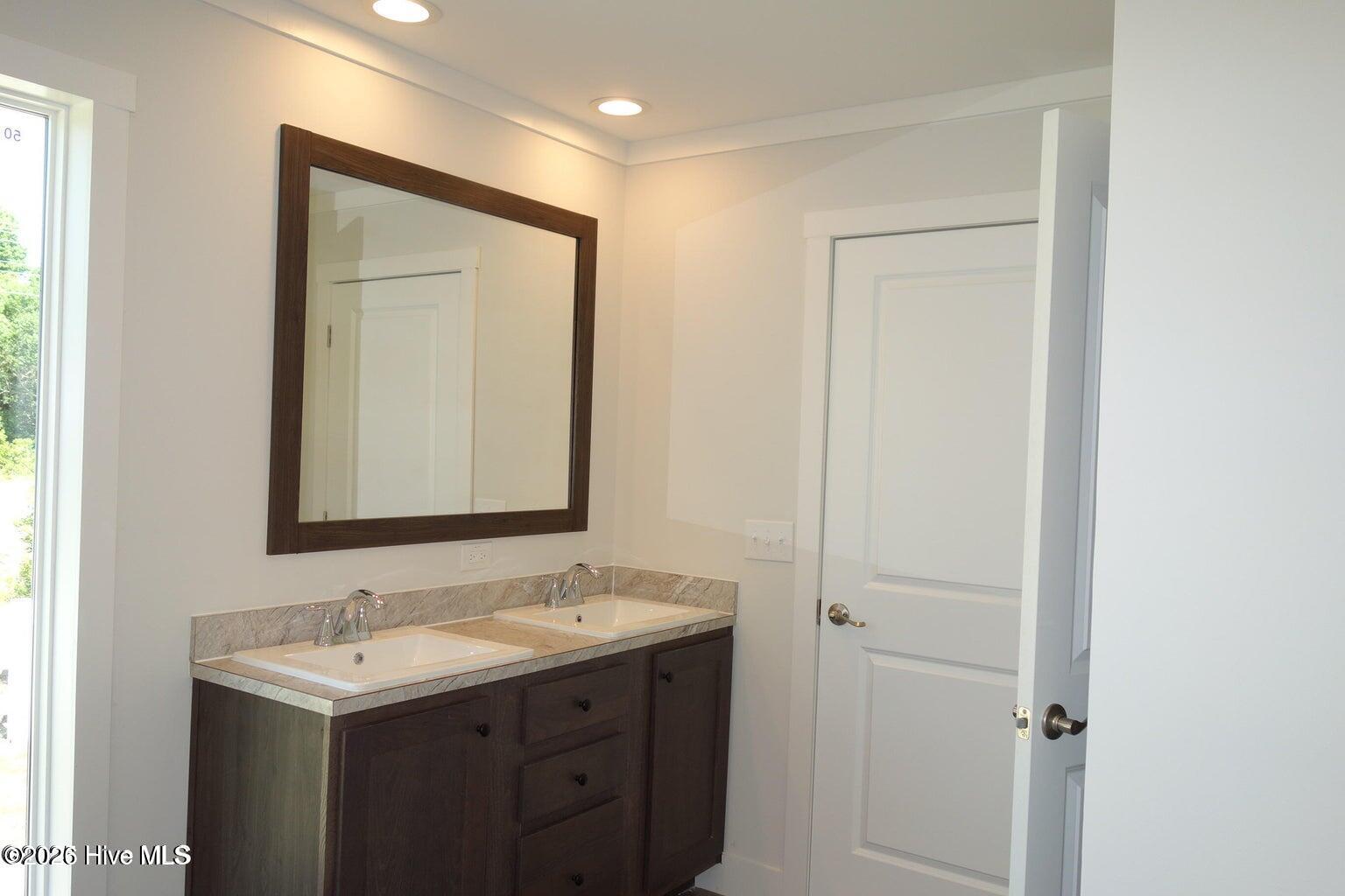 100569266 | Photo 16