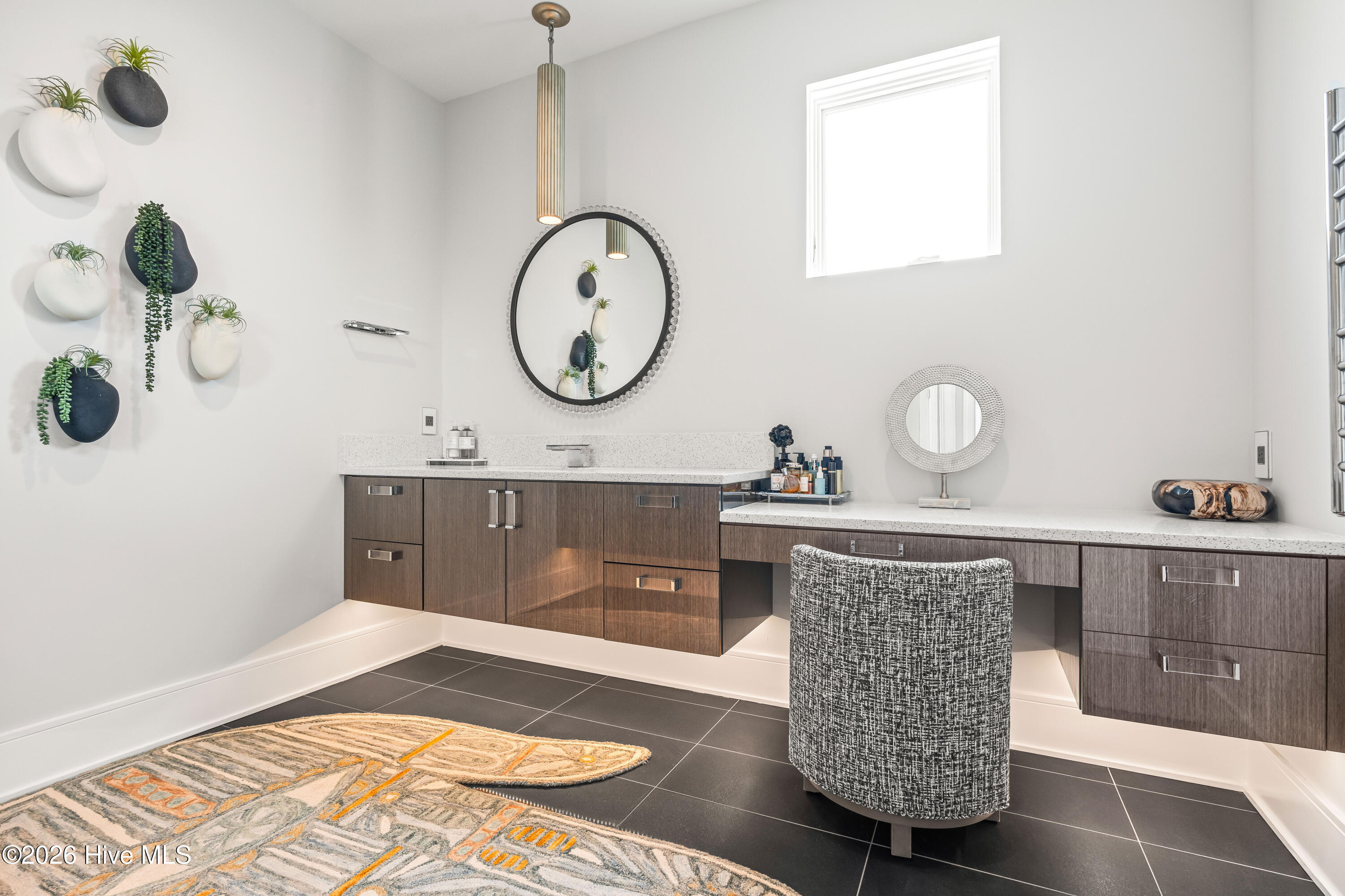 100567165 | Photo 46