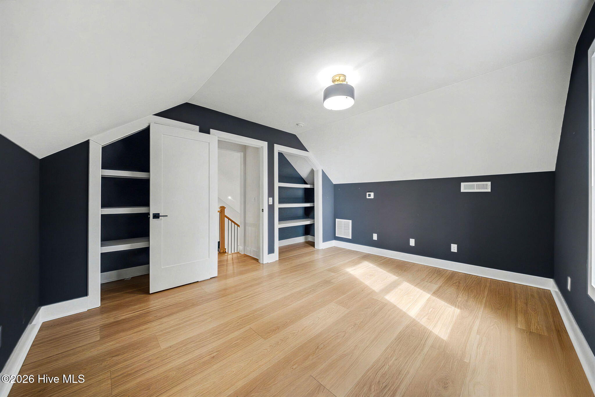 100564099 | Photo 34