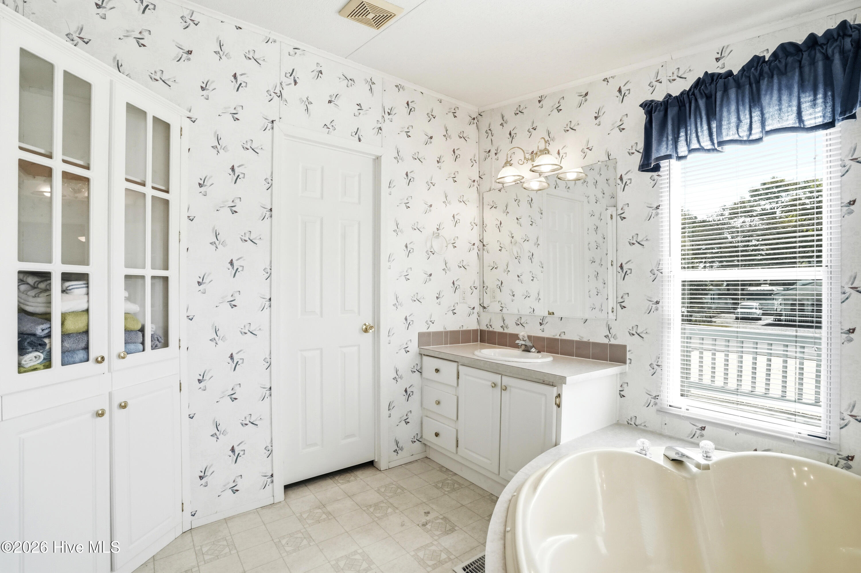 100565641 | Photo 27