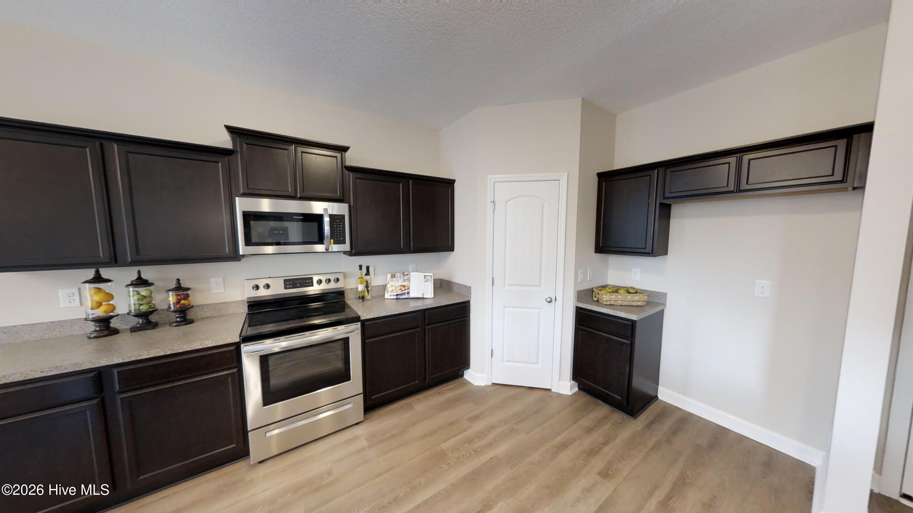 100562785 | Photo 16