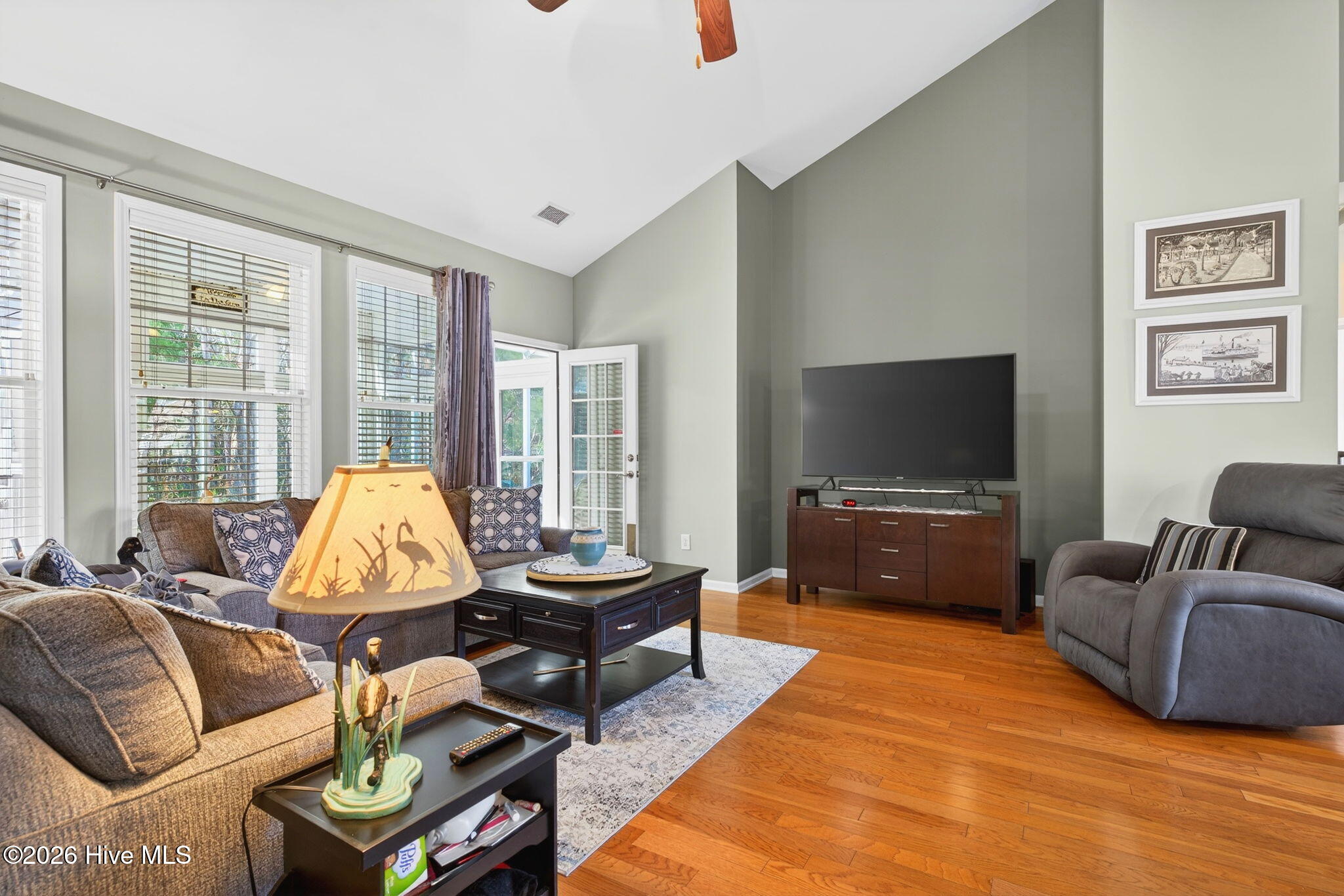 100558240 | Photo 12