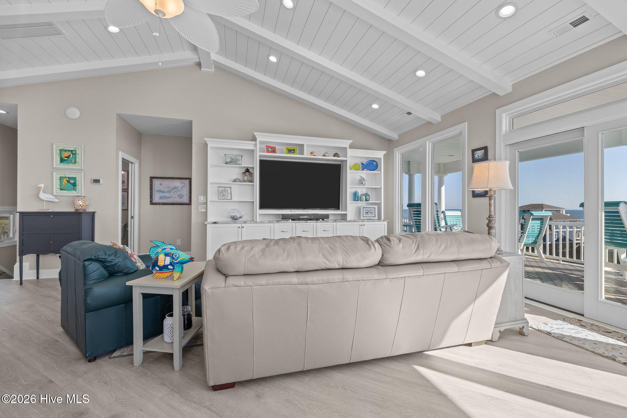 100549287 | Photo 16