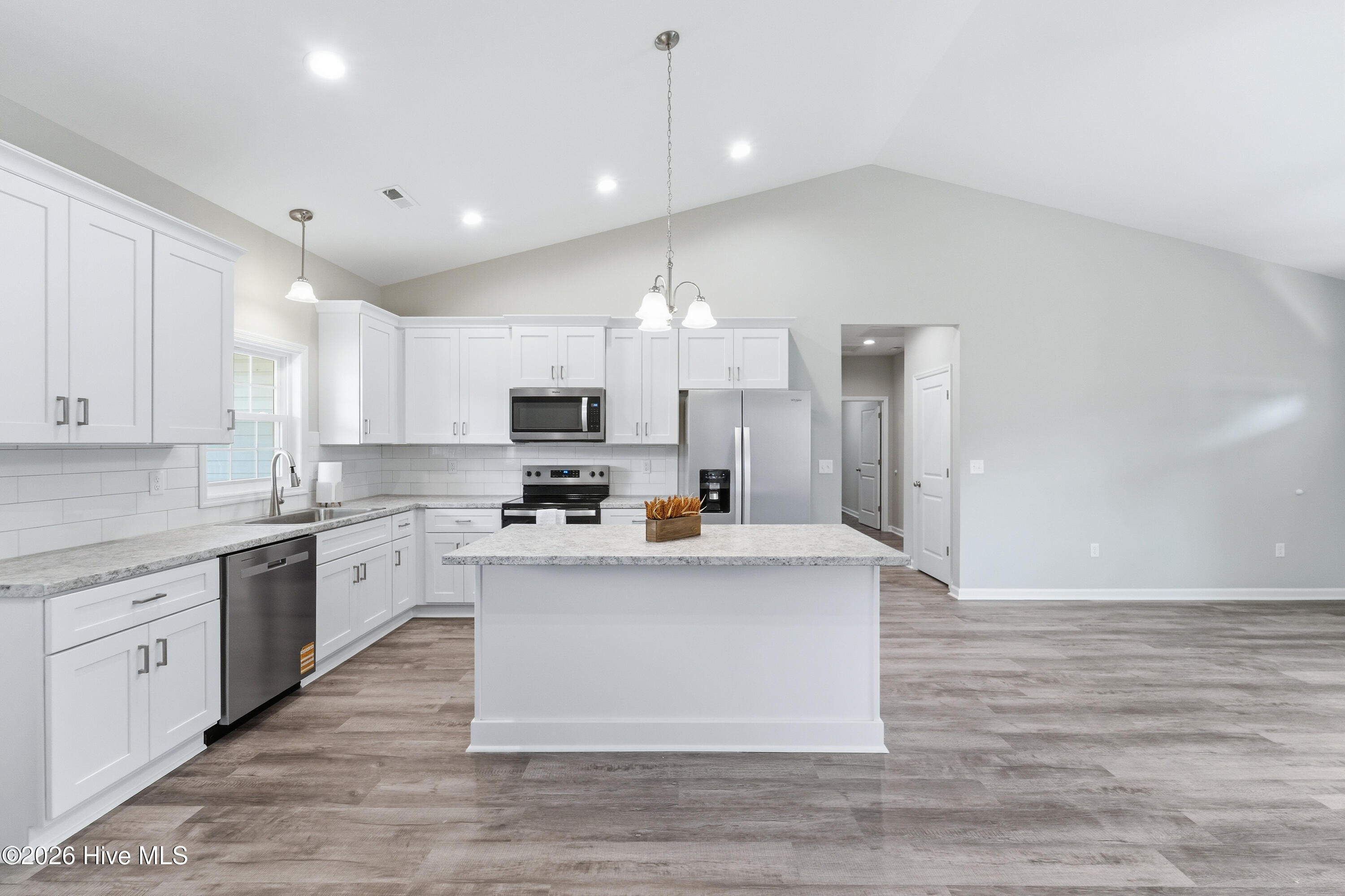 100562005 | Photo 11