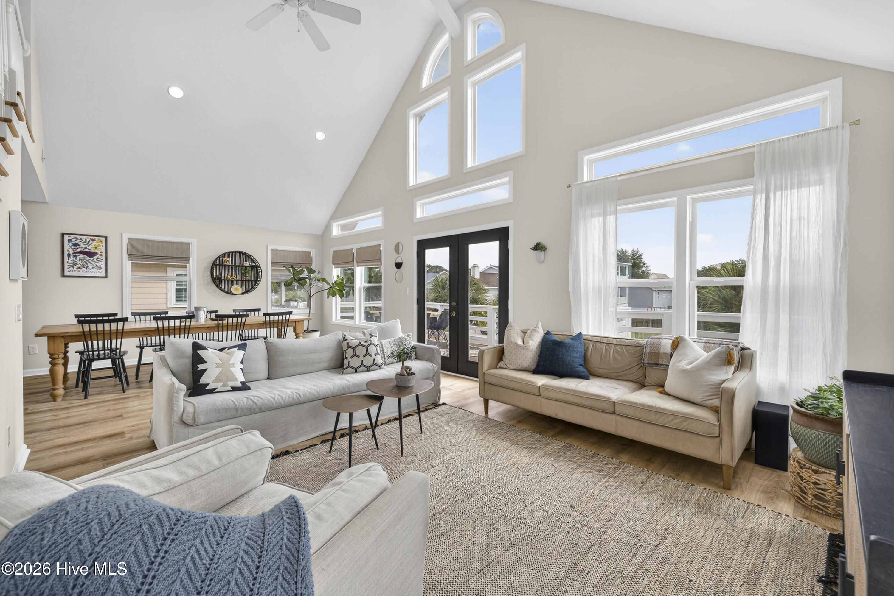 100562699 | Photo 14