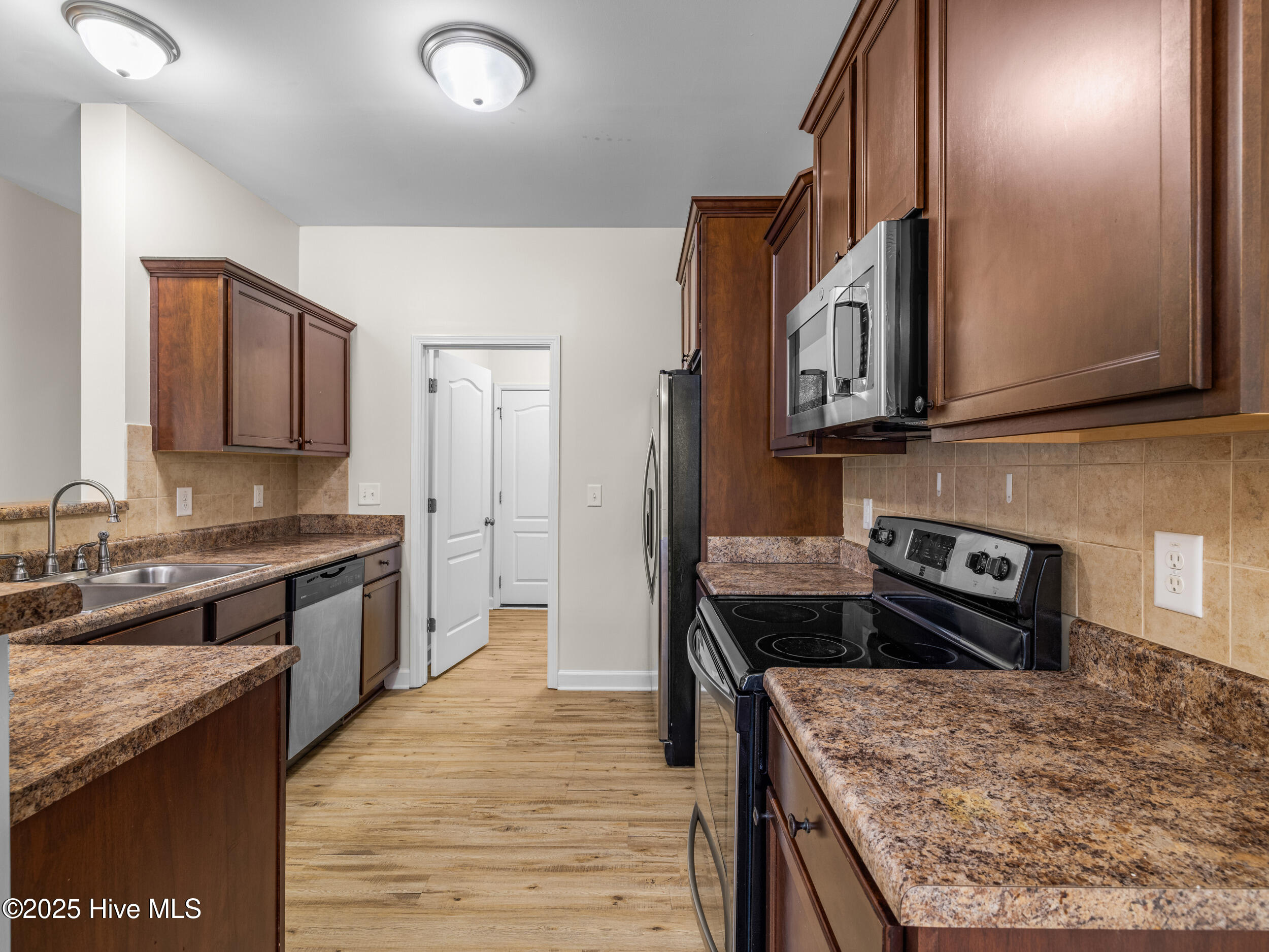 100533825 | Photo 14