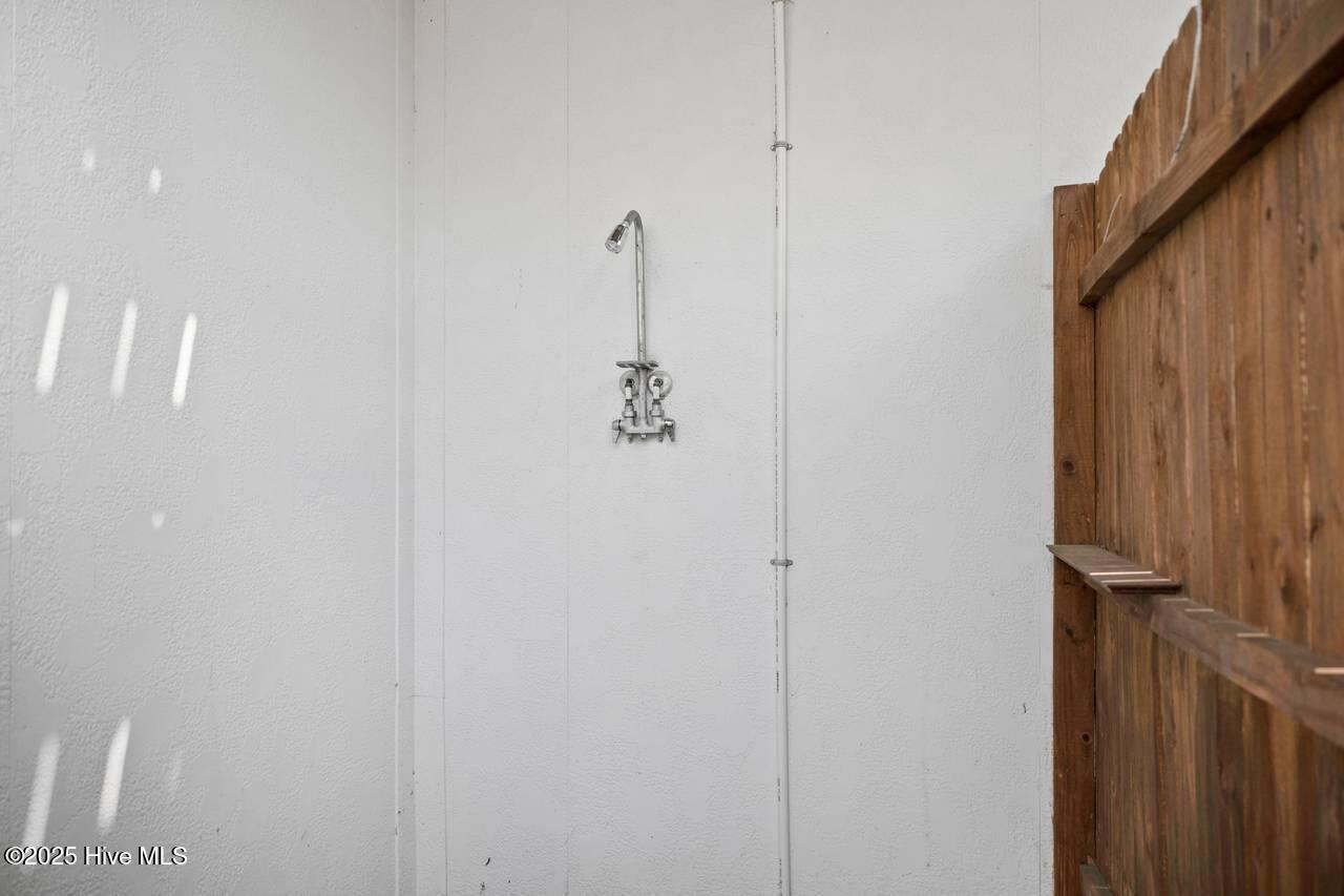 100541389 | Photo 46