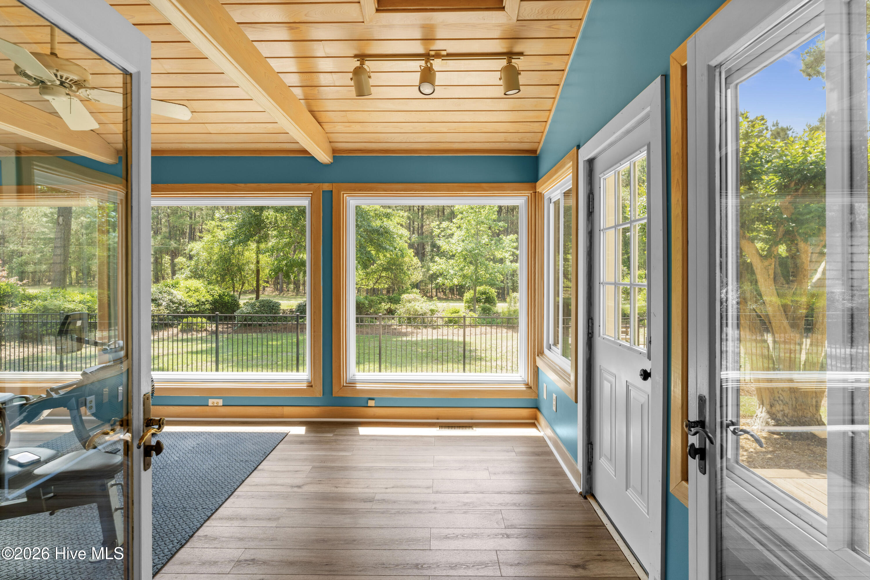 100569922 | Photo 30