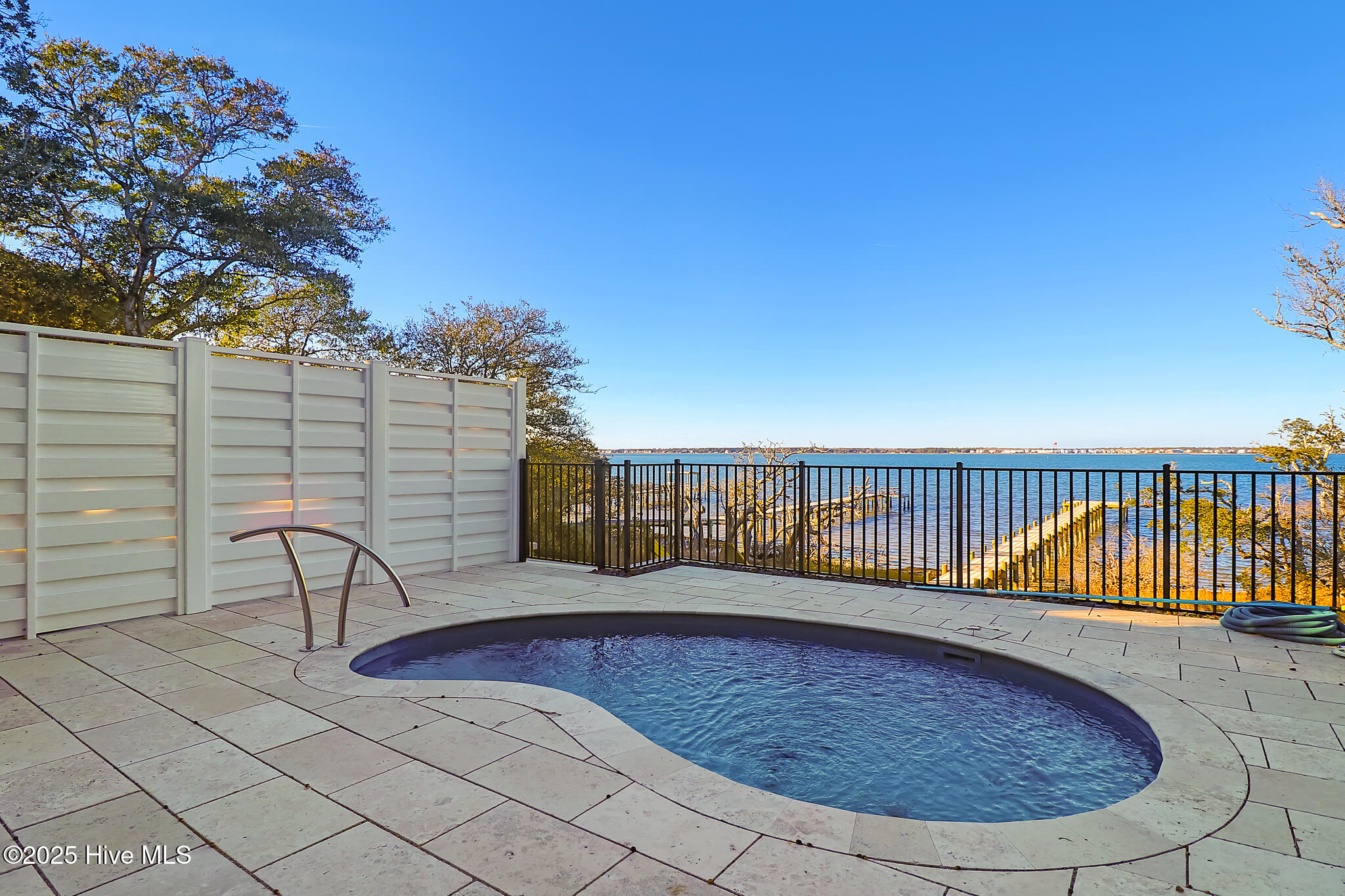 100545978 | Photo 10