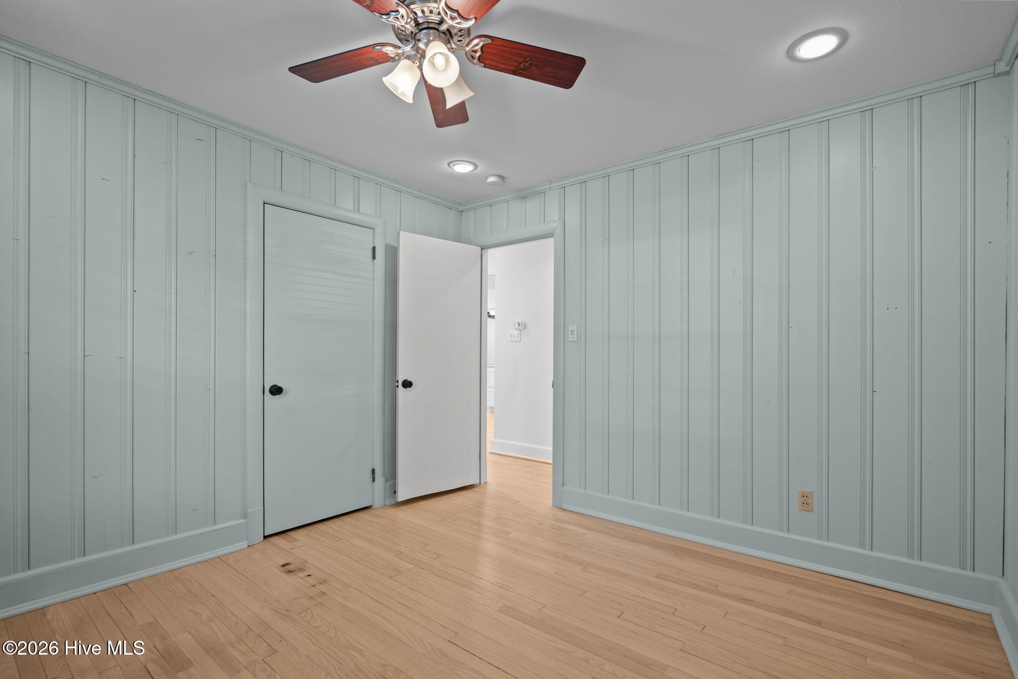 100548221 | Photo 32