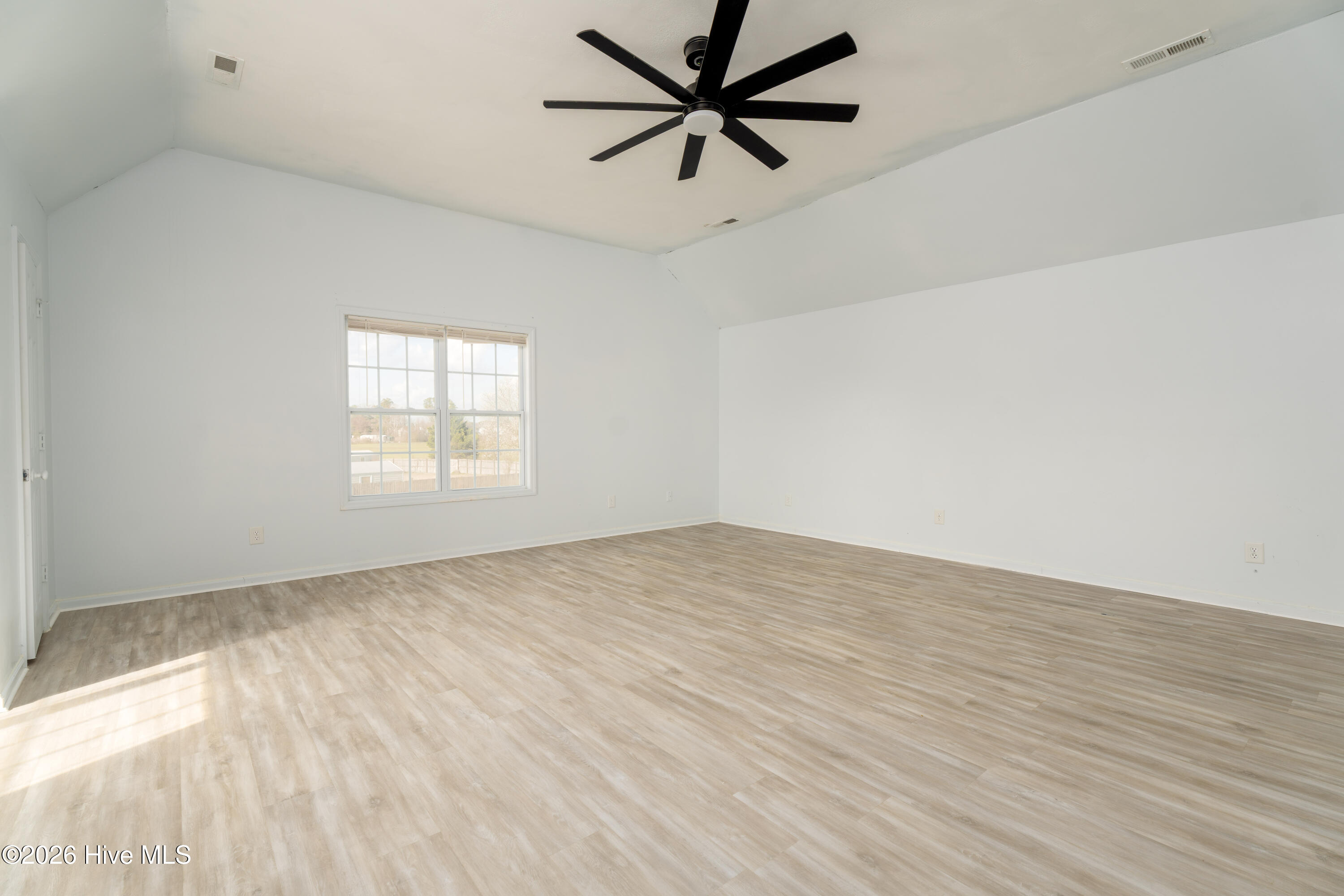 100560266 | Photo 11