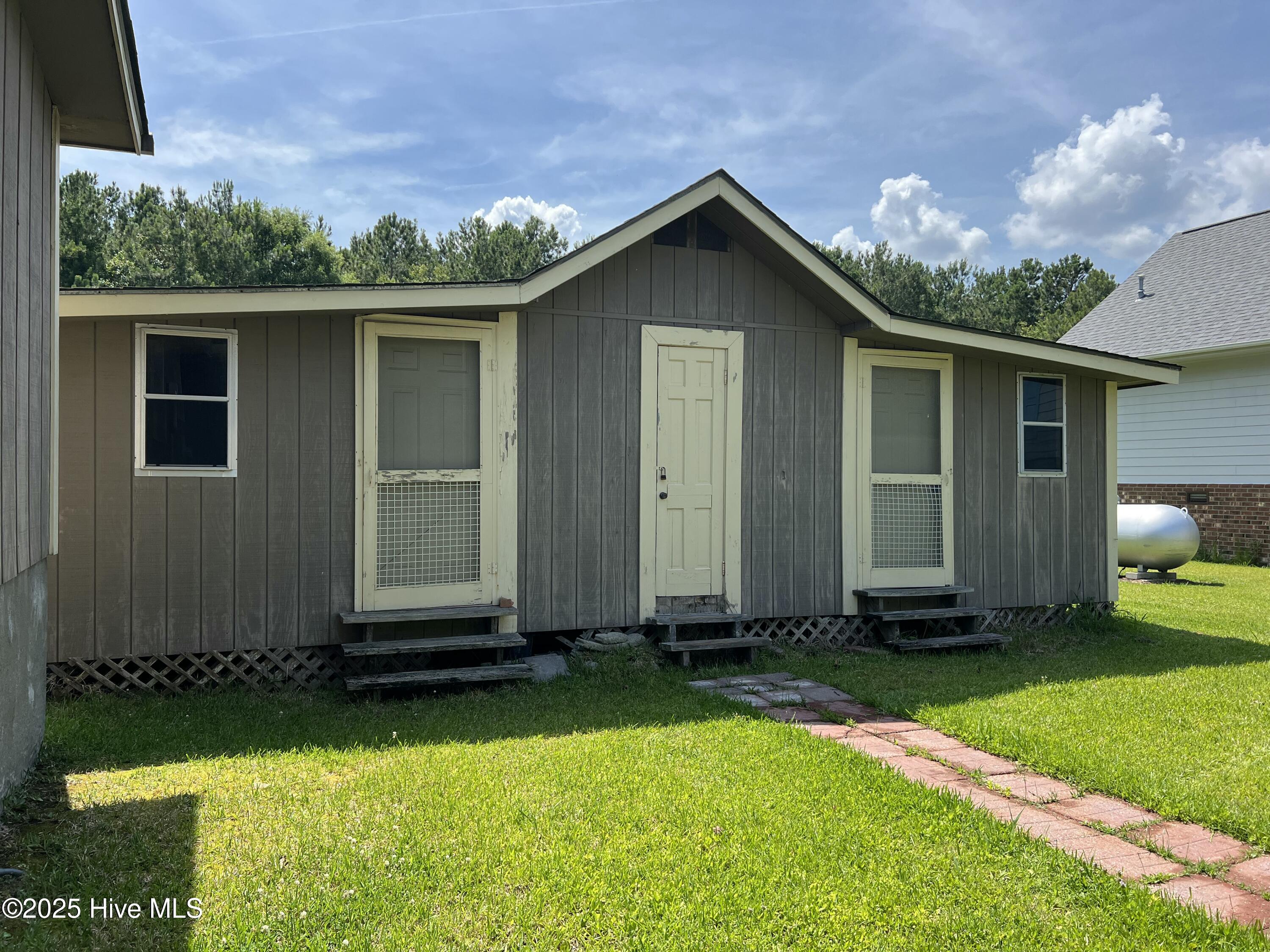 Storage building w/ 3 separate stalls