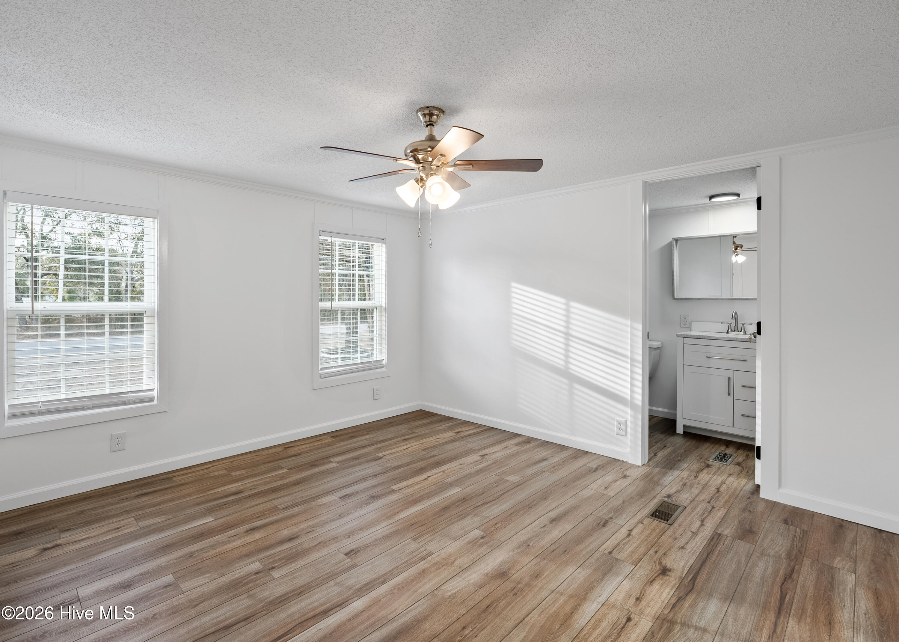 100561099 | Photo 17