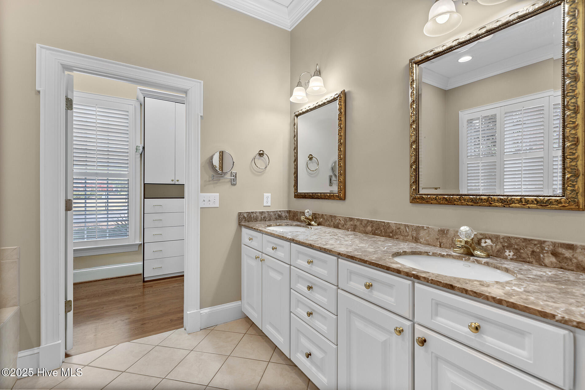 100545737 | Photo 43