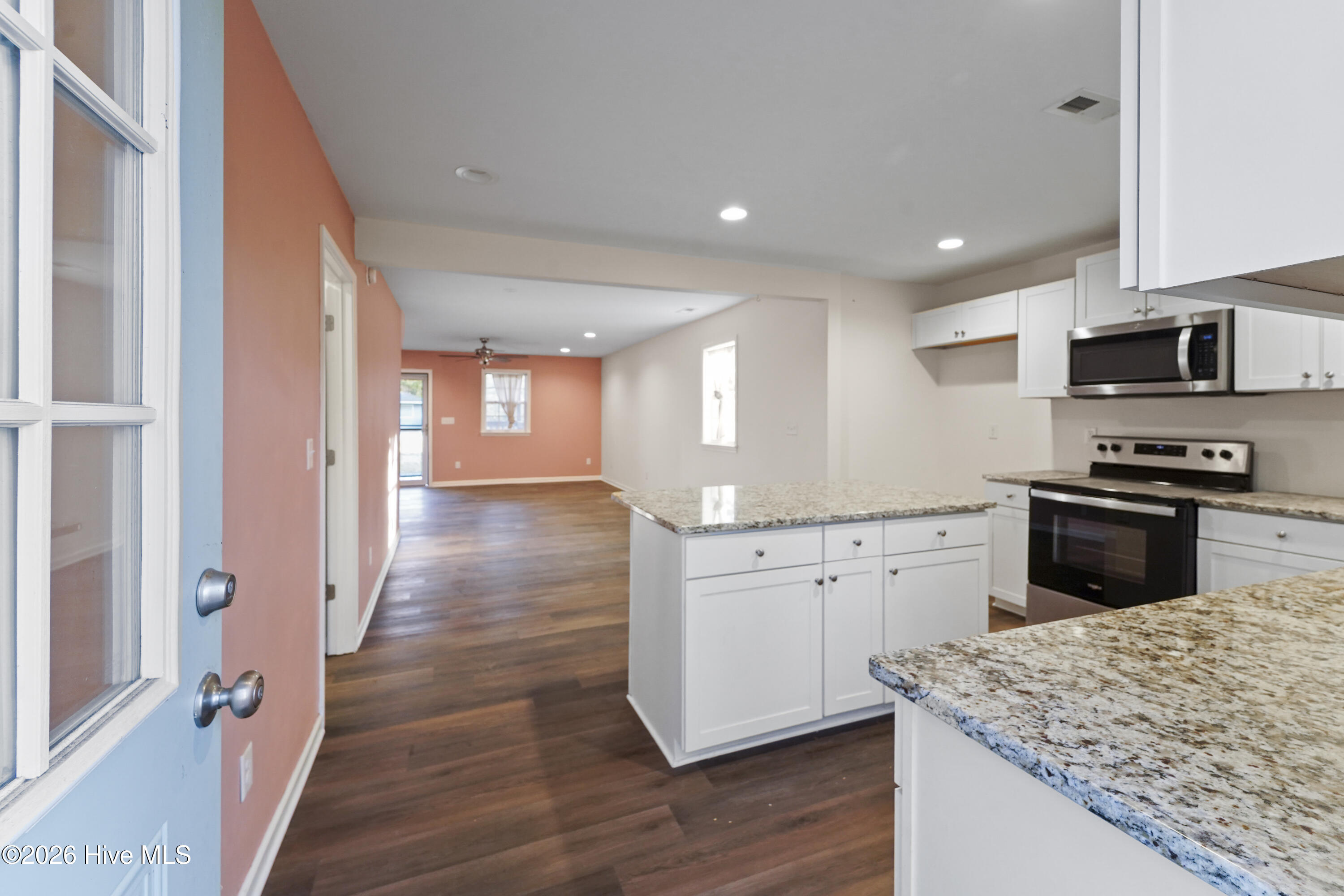 100548487 | Photo 12