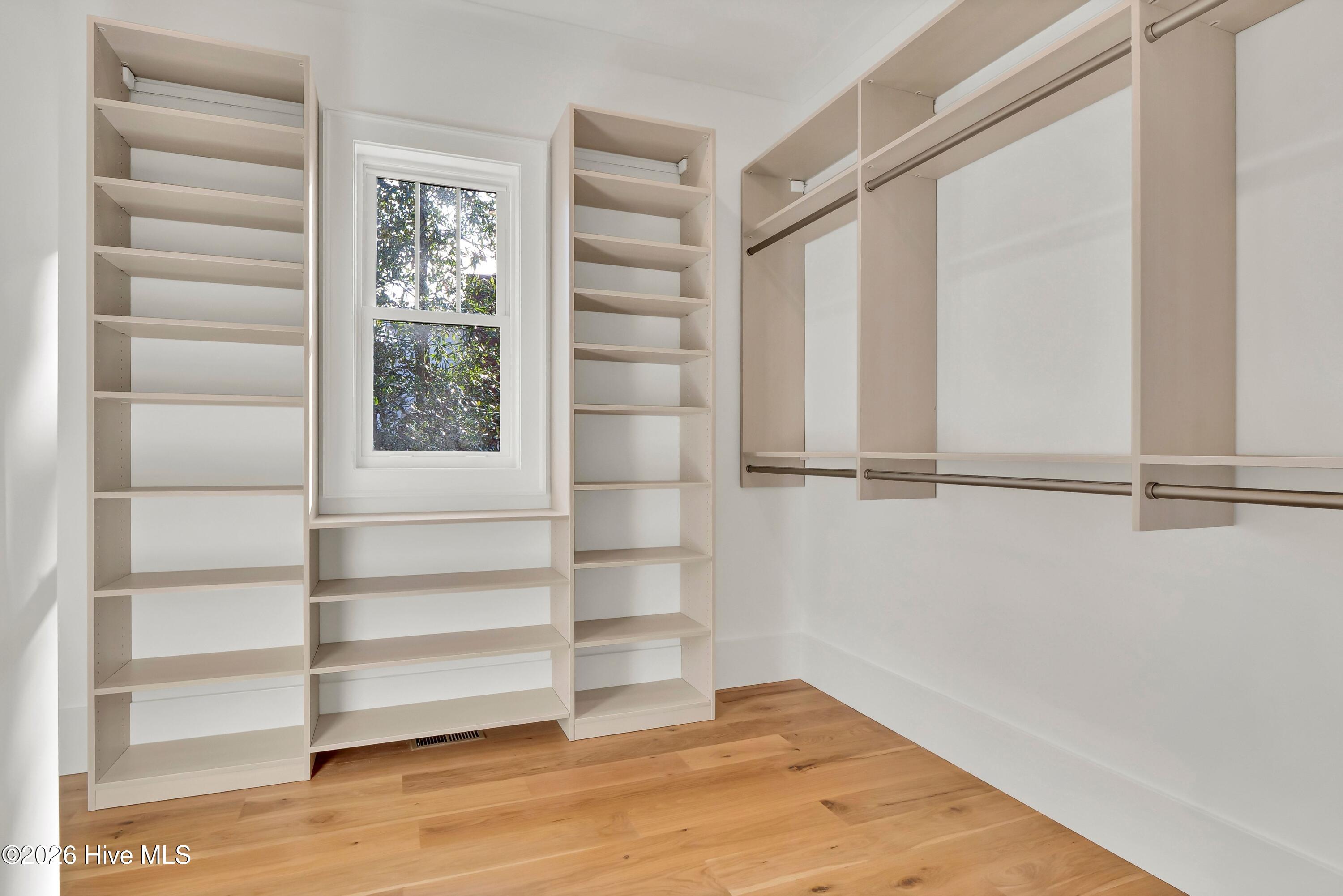 100553648 | Photo 33