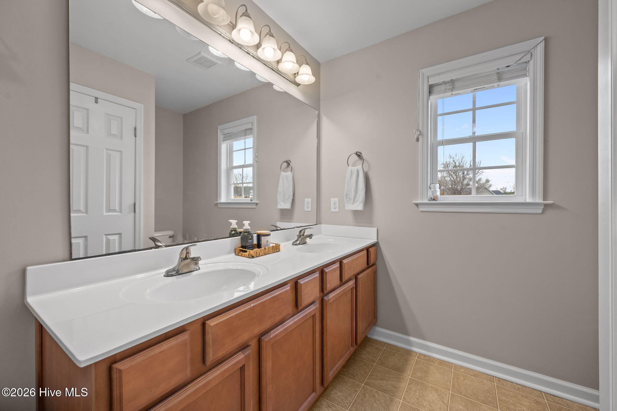 100562235 | Photo 24