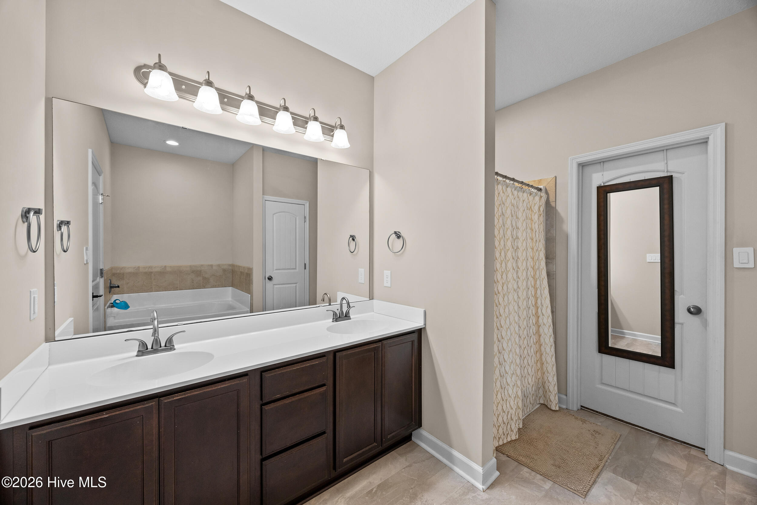 100566165 | Photo 18