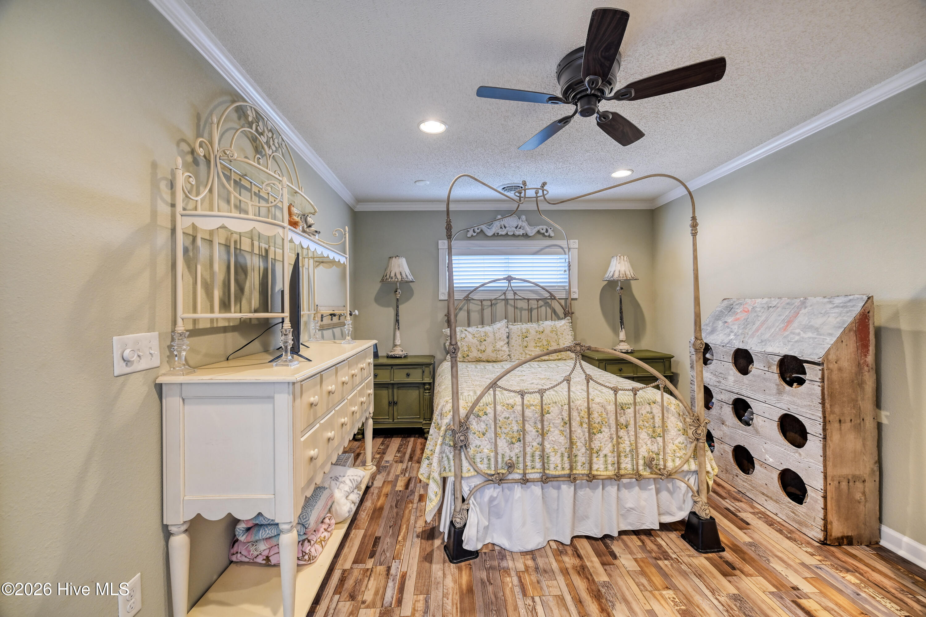 100558069 | Photo 42