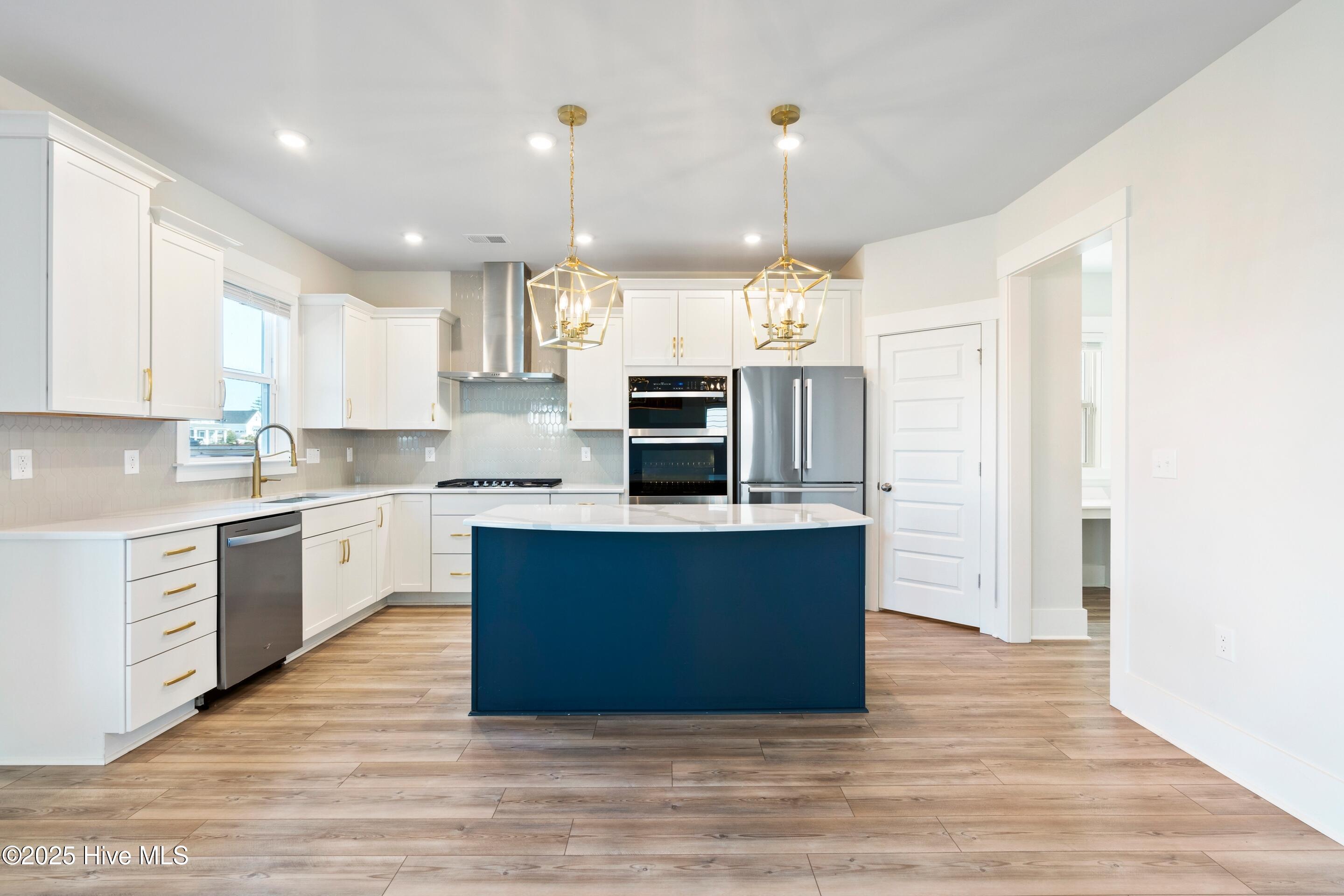 100547045 | Photo 17