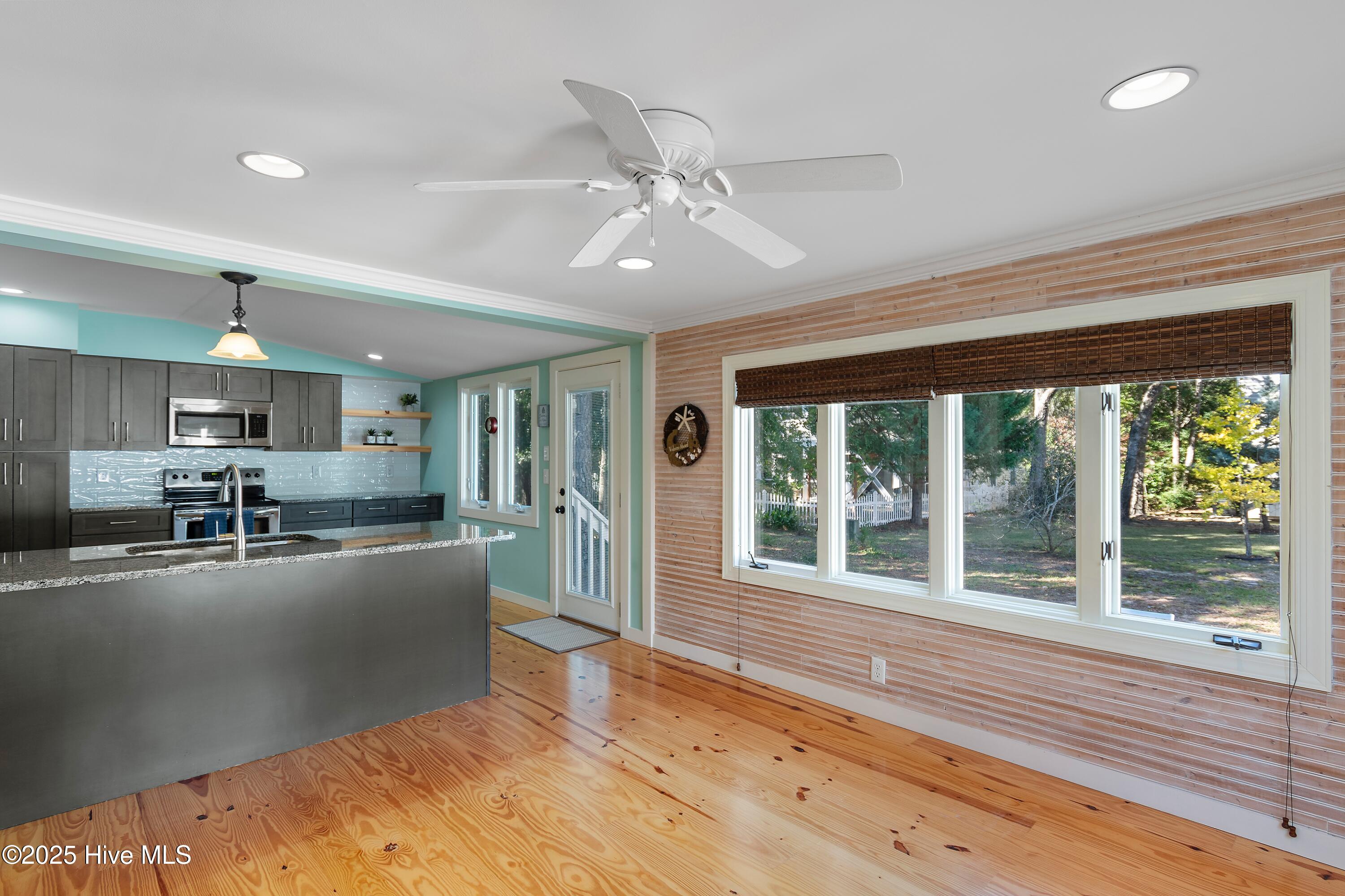 100537849 | Photo 15