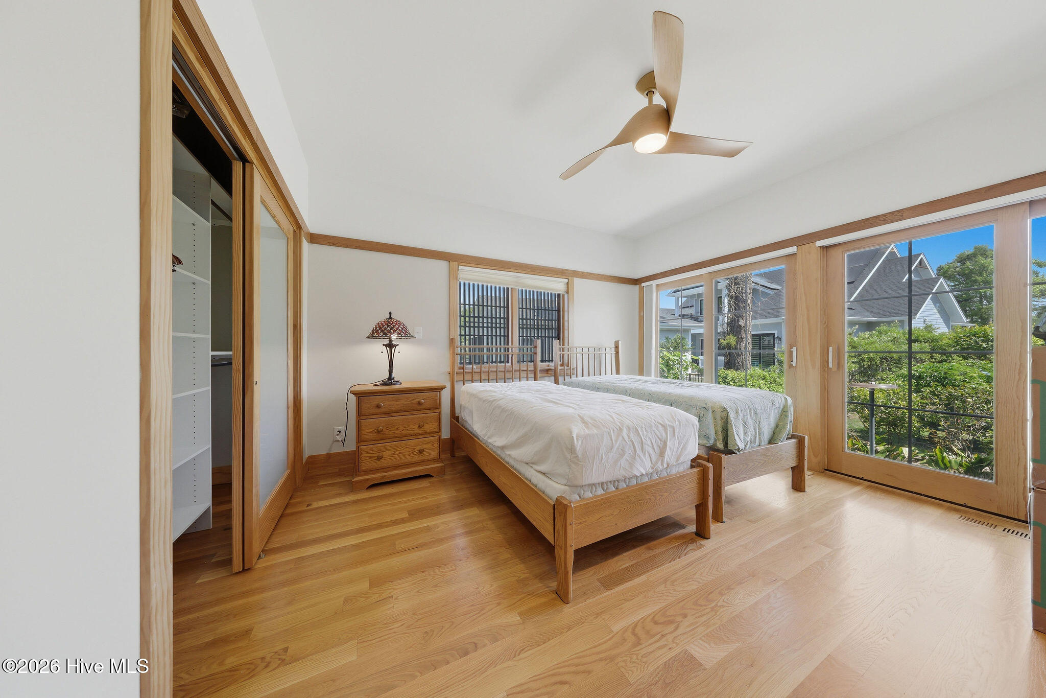 100569152 | Photo 36