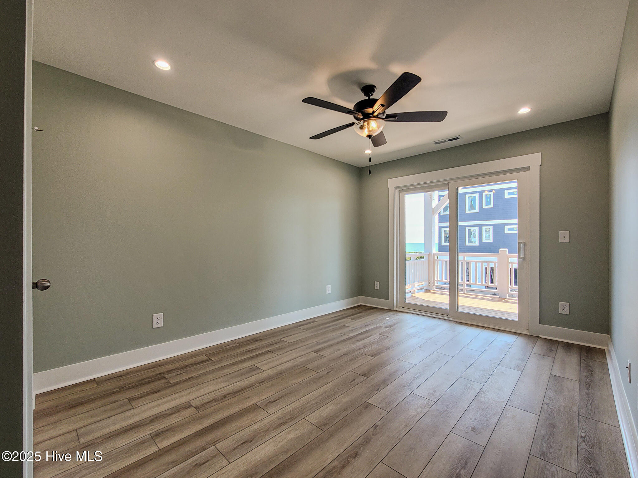 100517147 | Photo 34