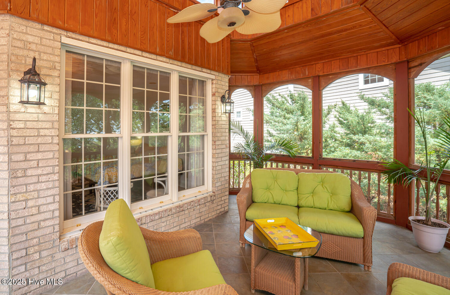 100510807 | Photo 40