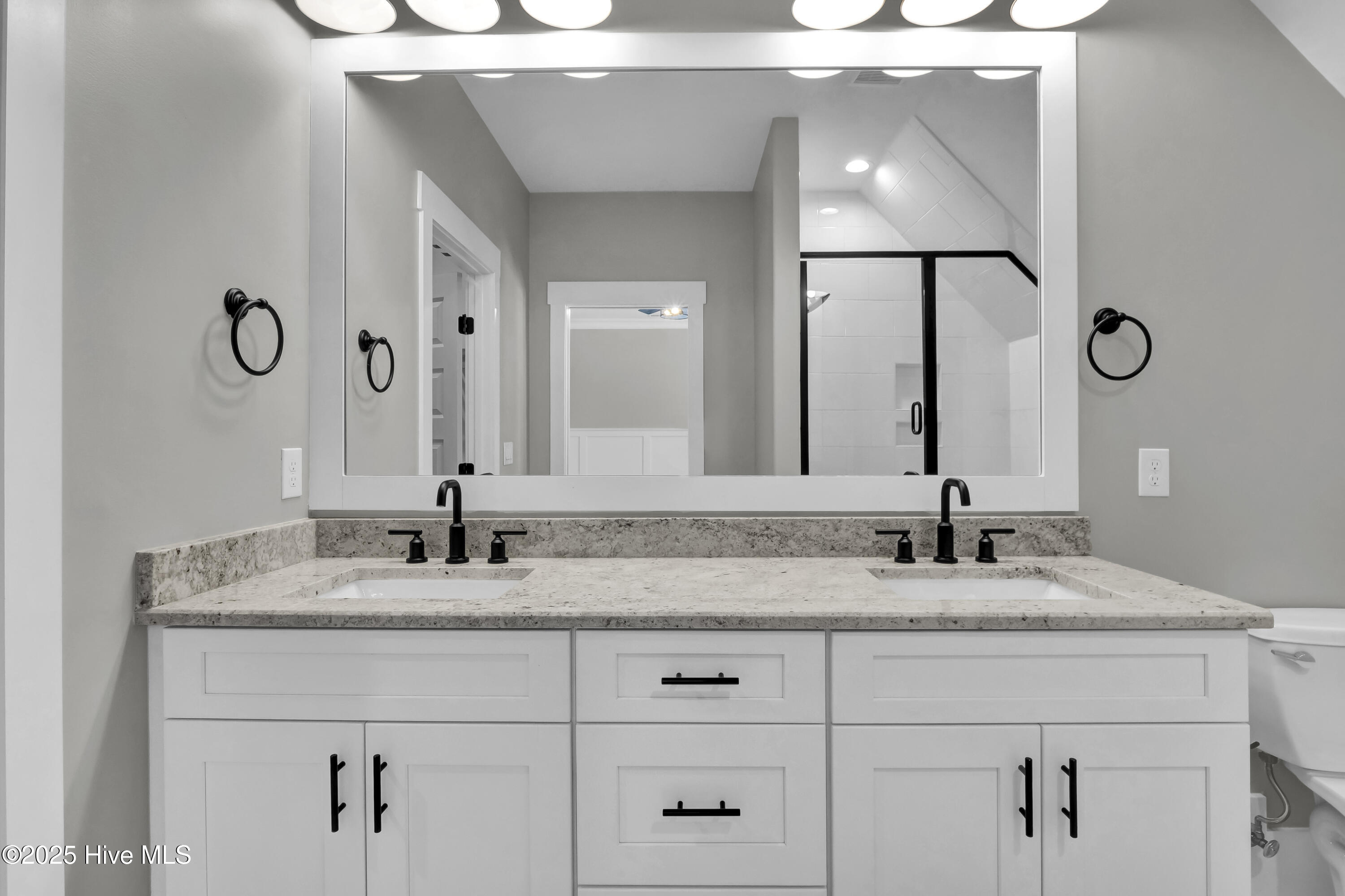 100550723 | Photo 33