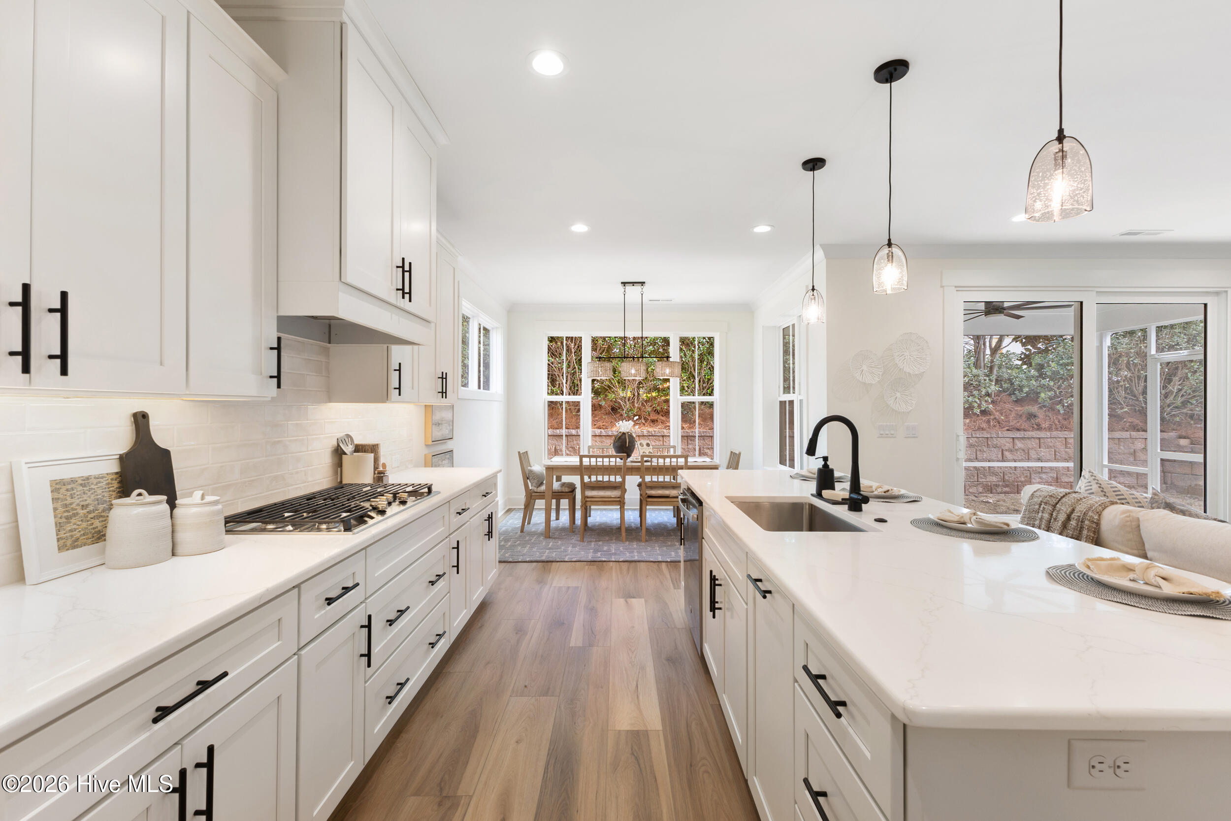 100561477 | Photo 16