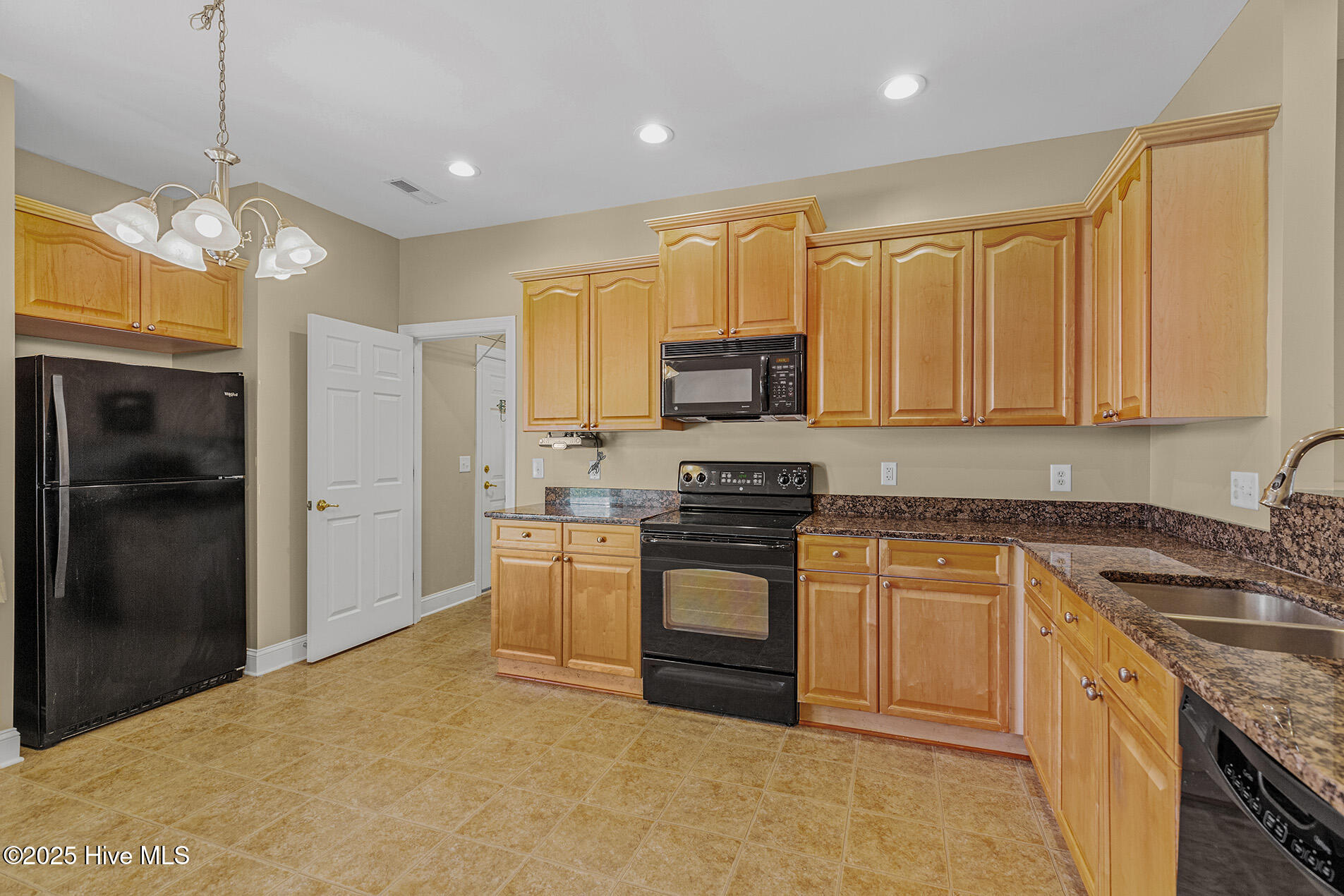 100537210 | Photo 15