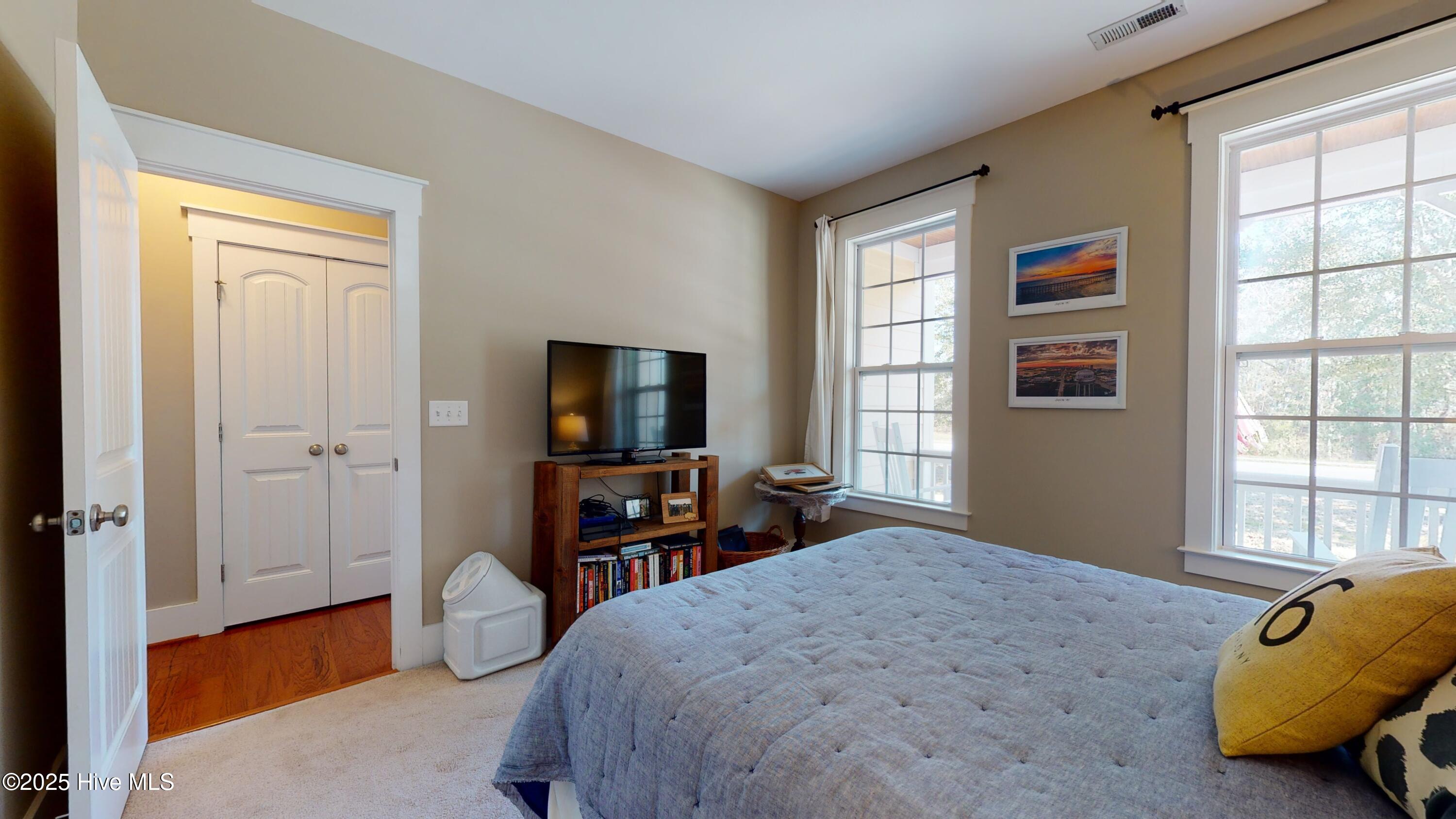 100570166 | Photo 44