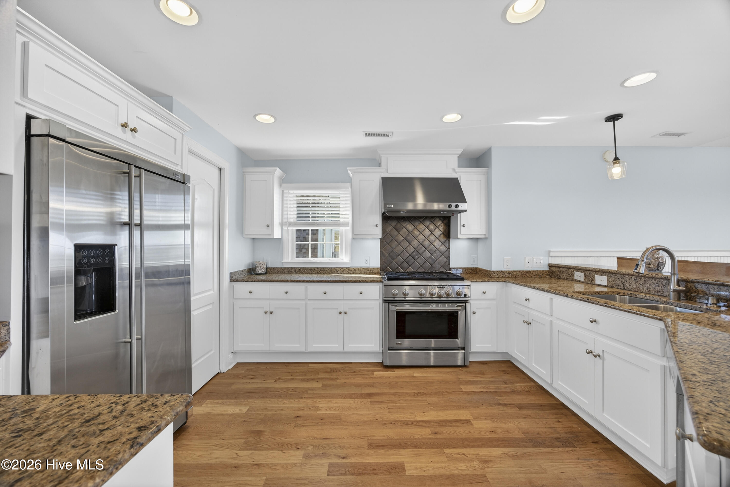 100554981 | Photo 75