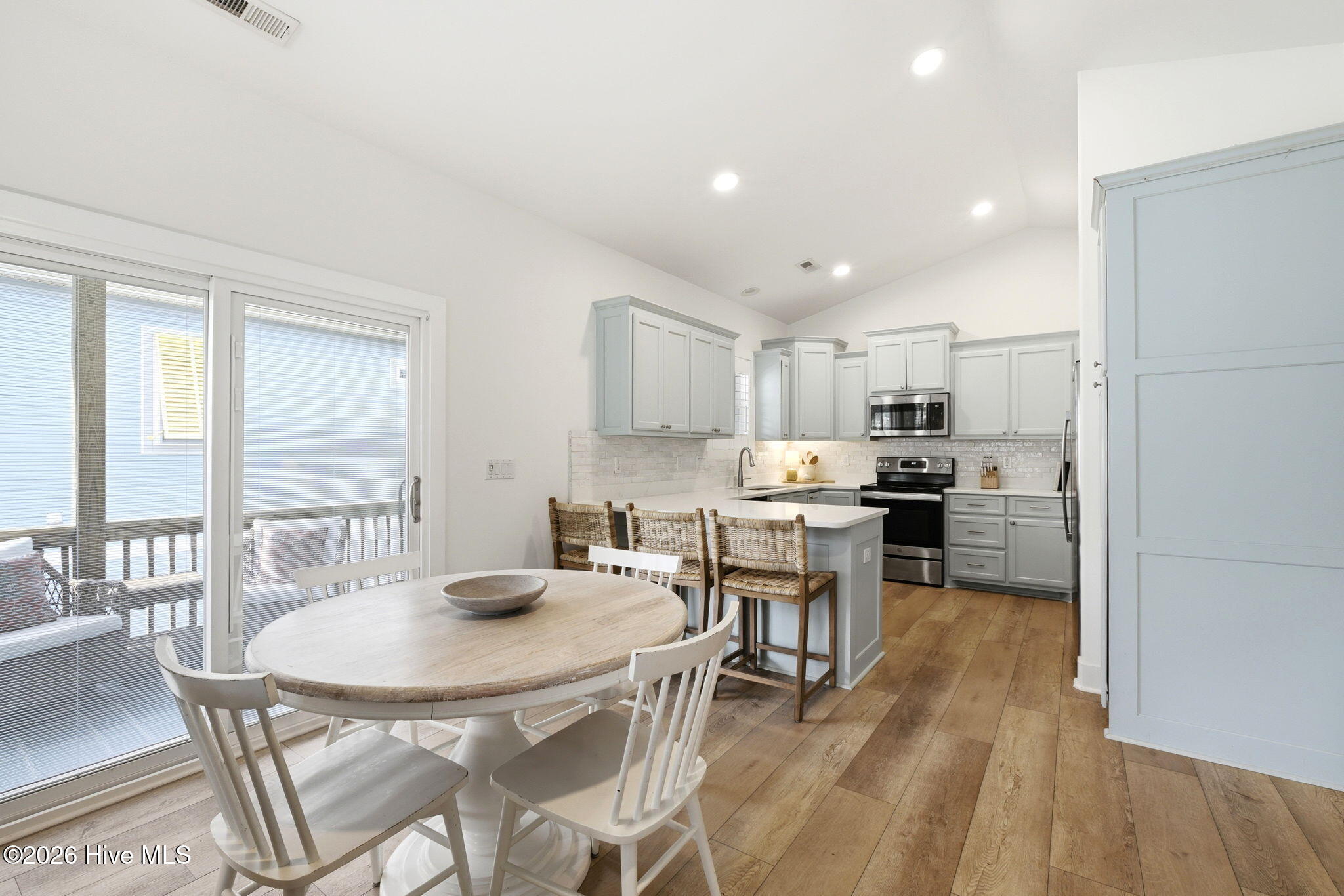 100561485 | Photo 11