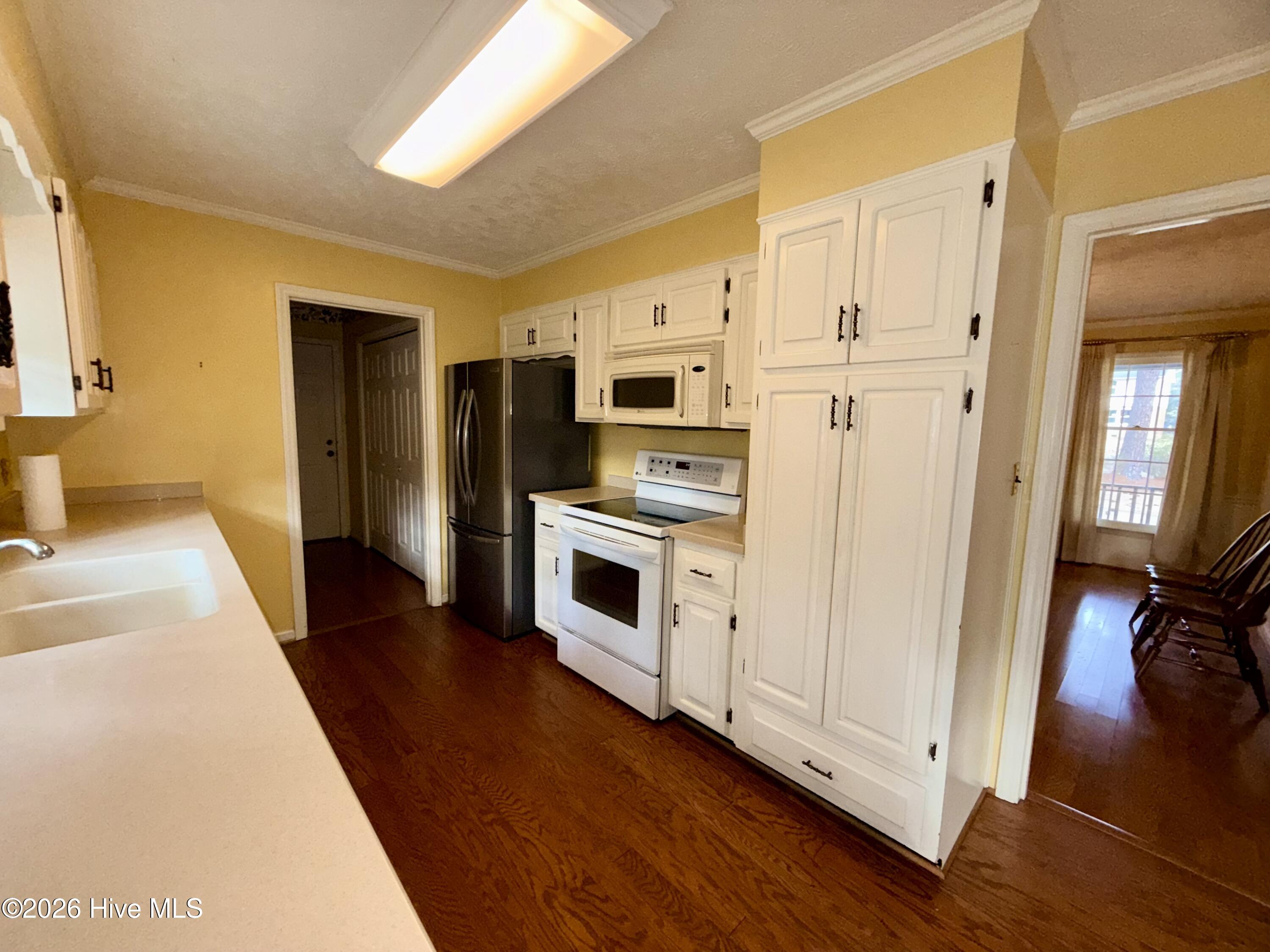 Kitchen with all appliances