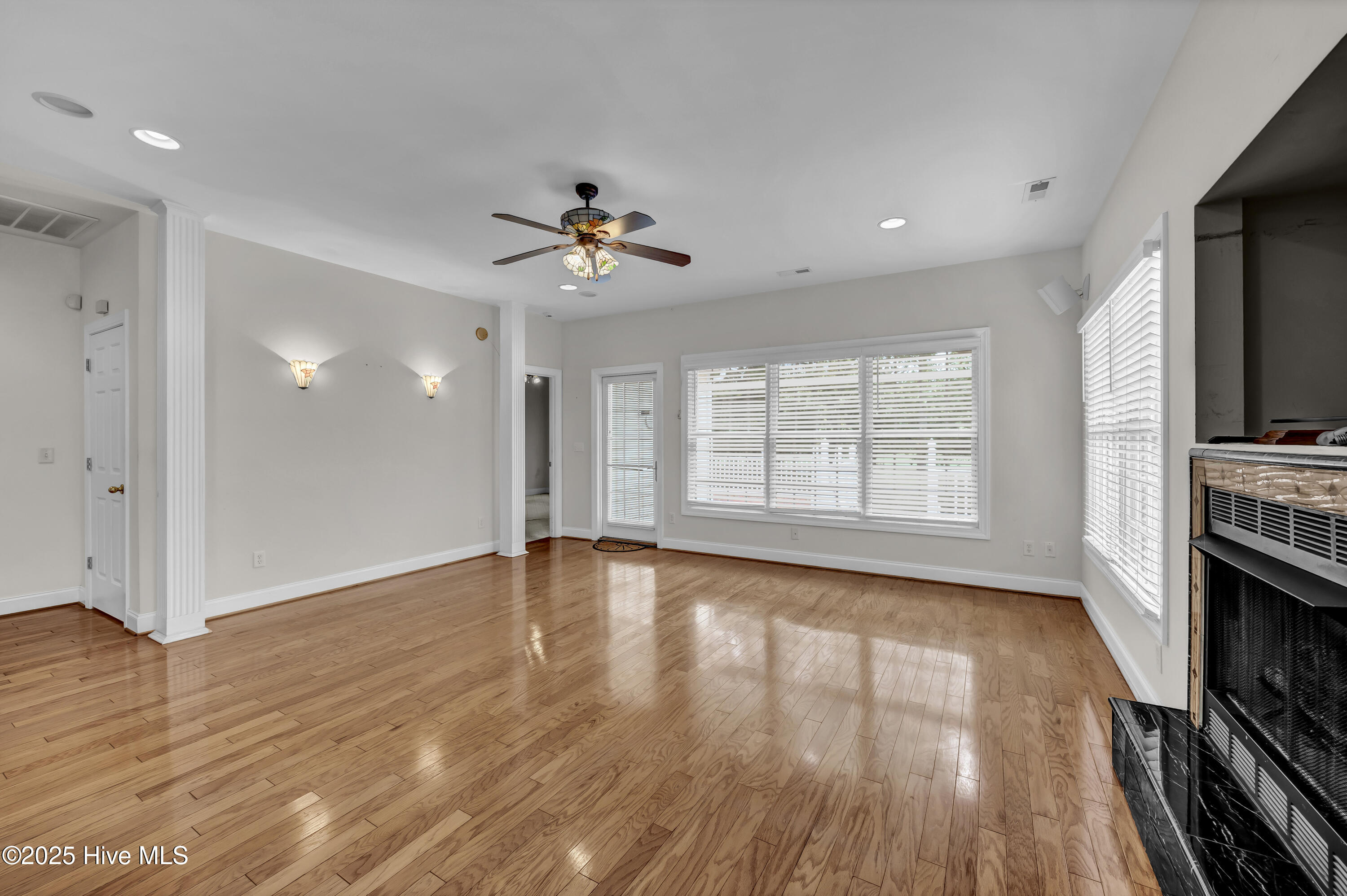 100530191 | Photo 17