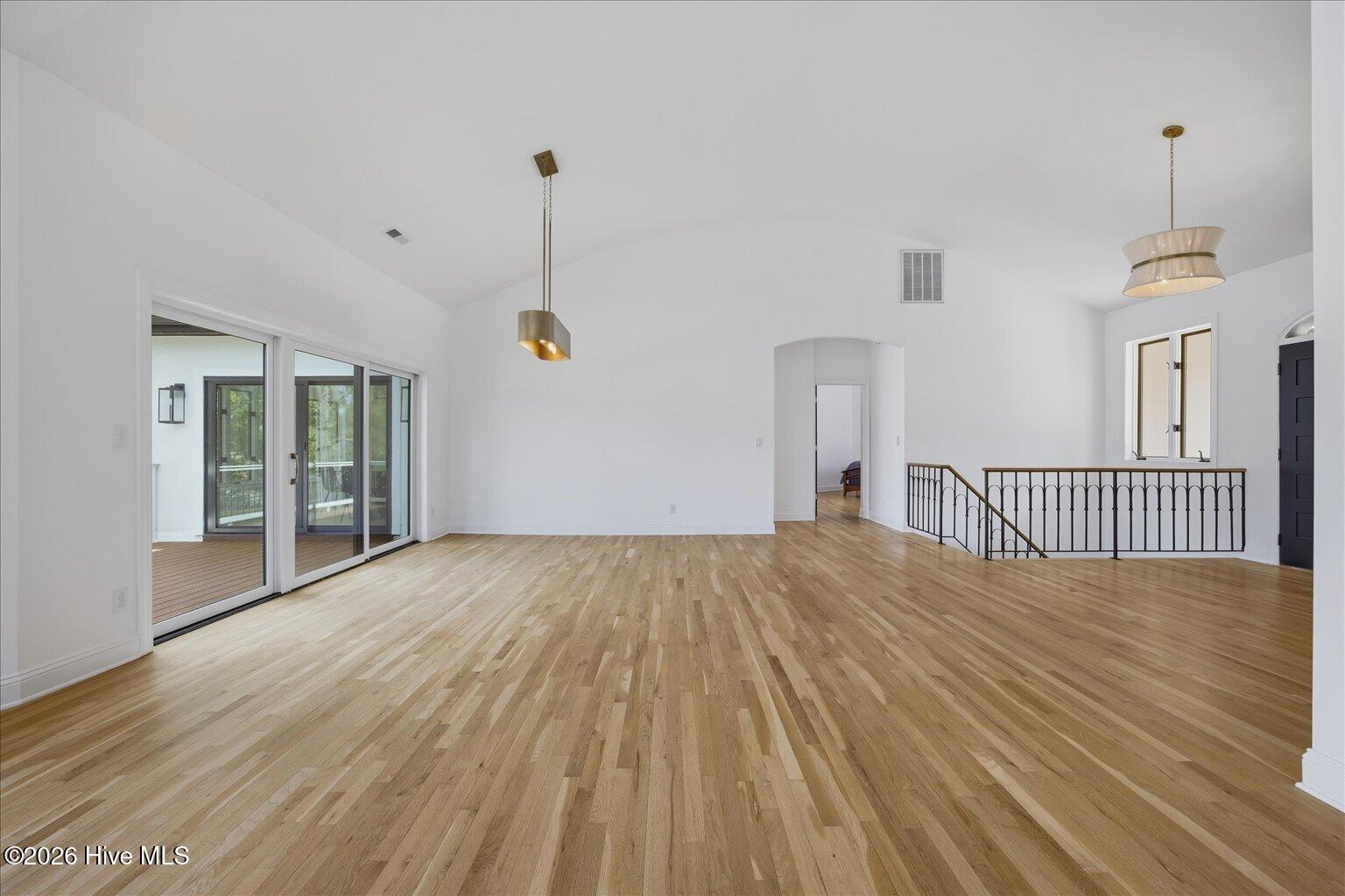 100569224 | Photo 15