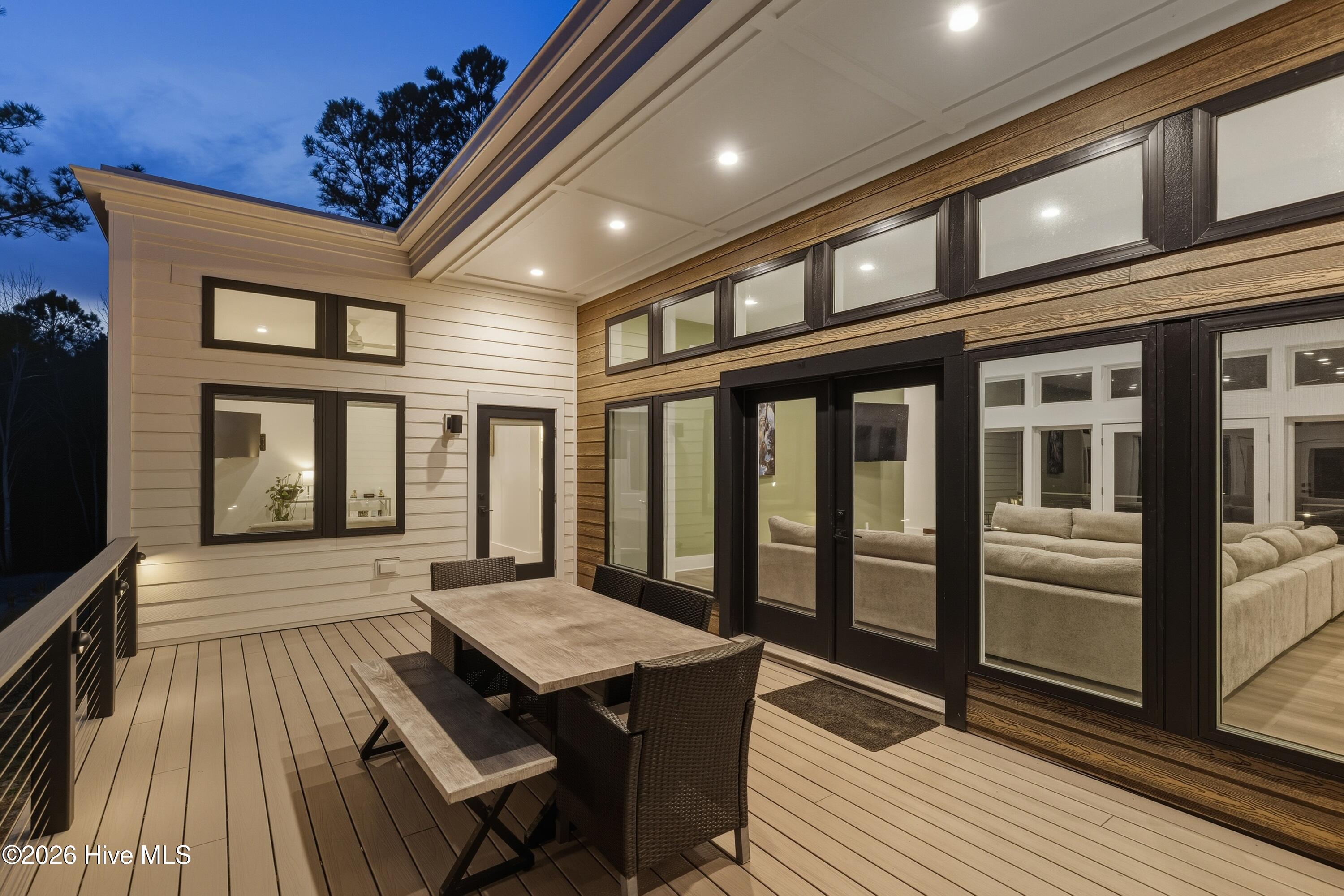 100554260 | Photo 24