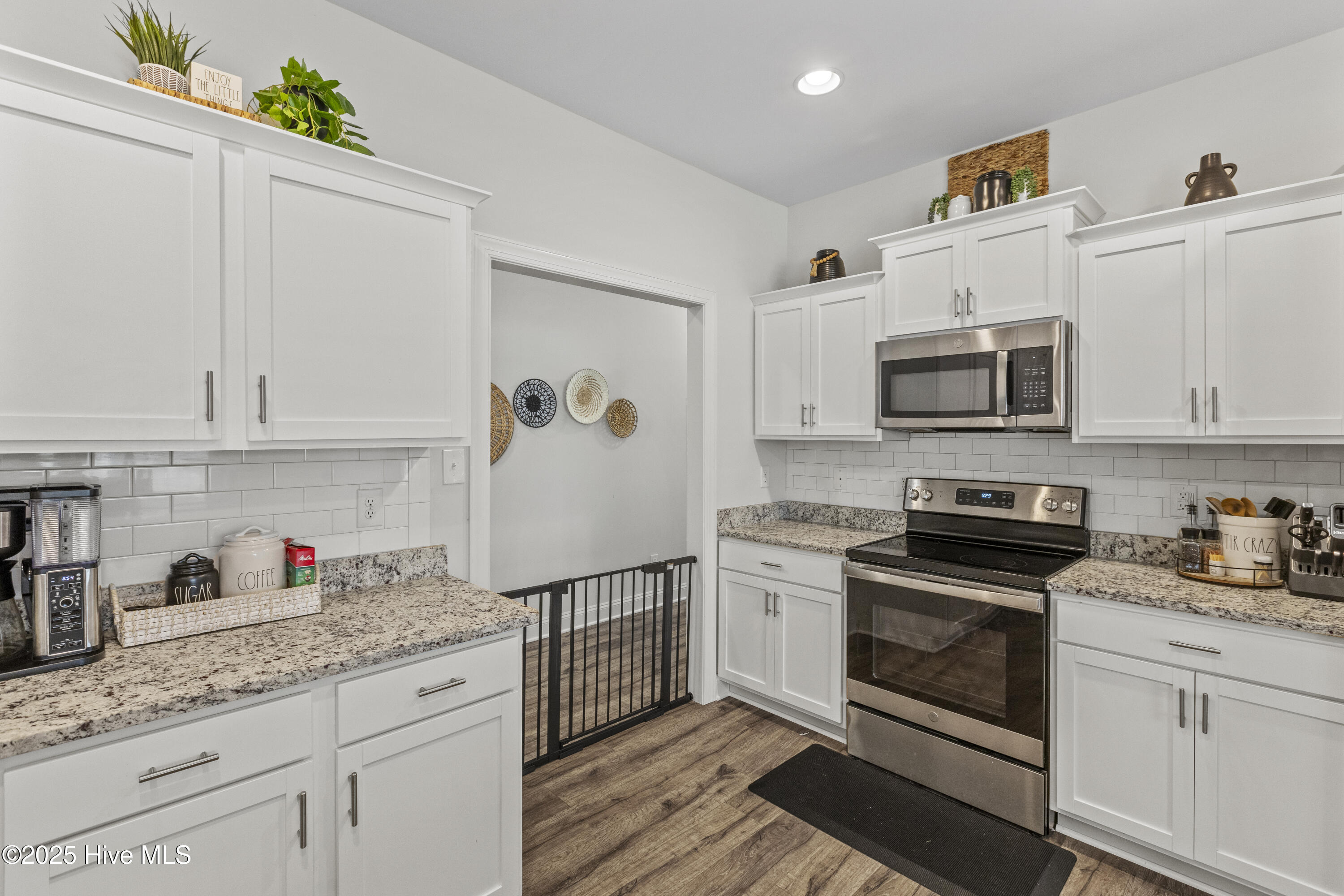 100518858 | Photo 14