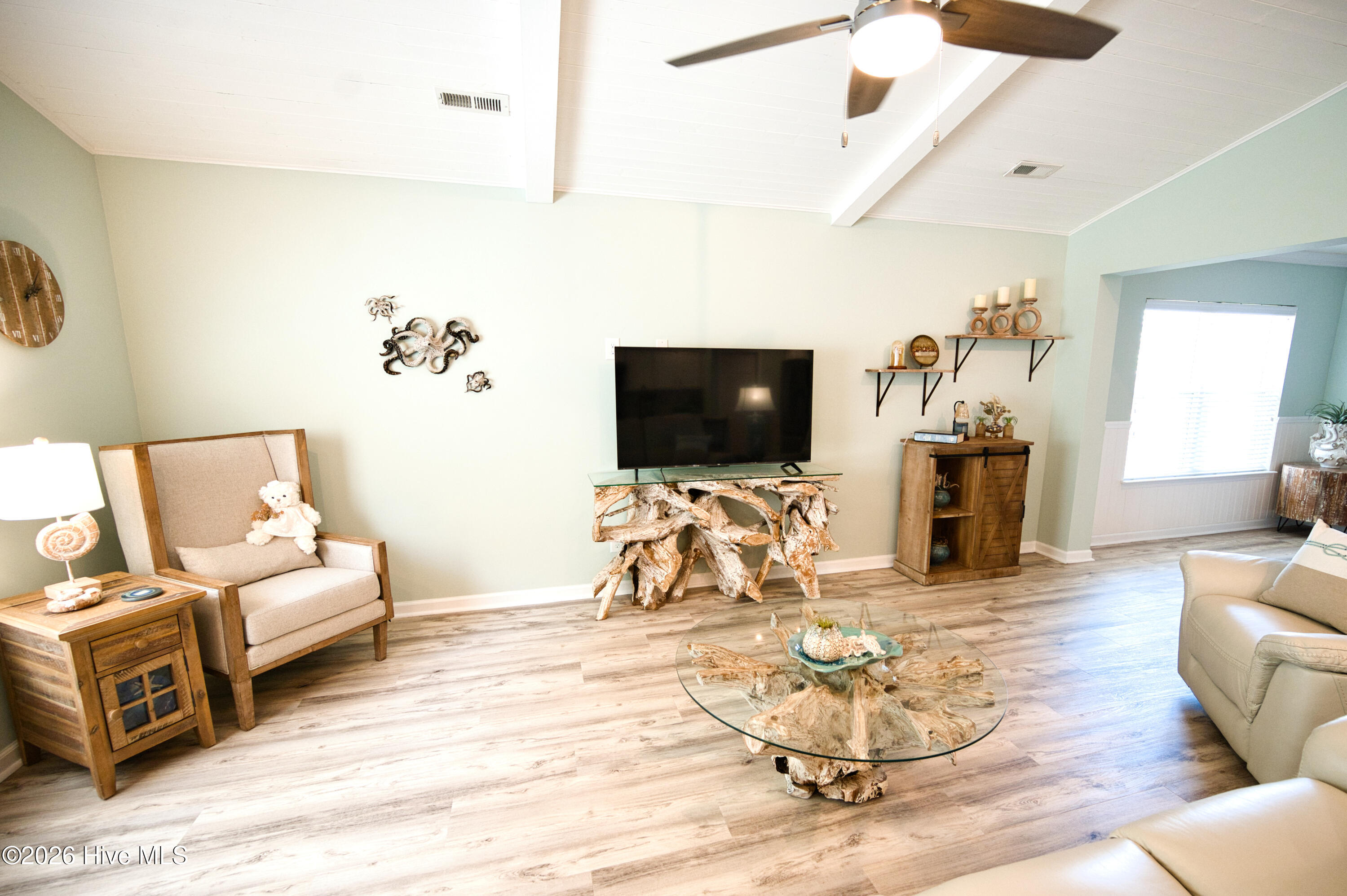 100569889 | Photo 19