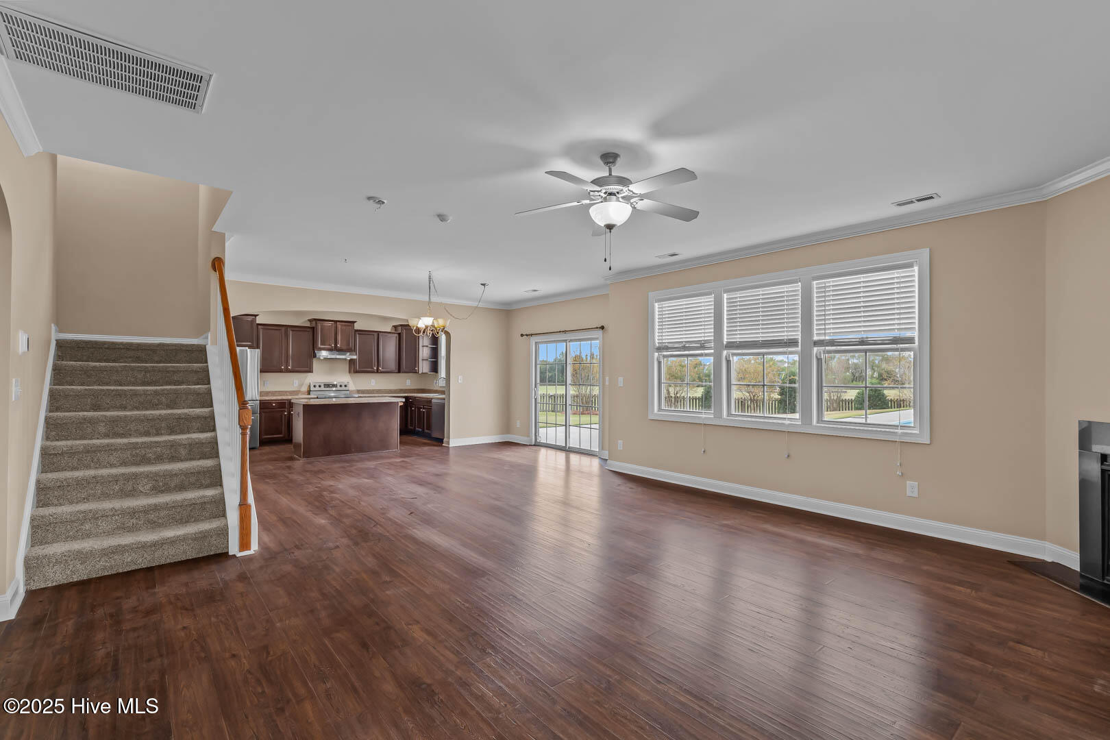 100532827 | Photo 17