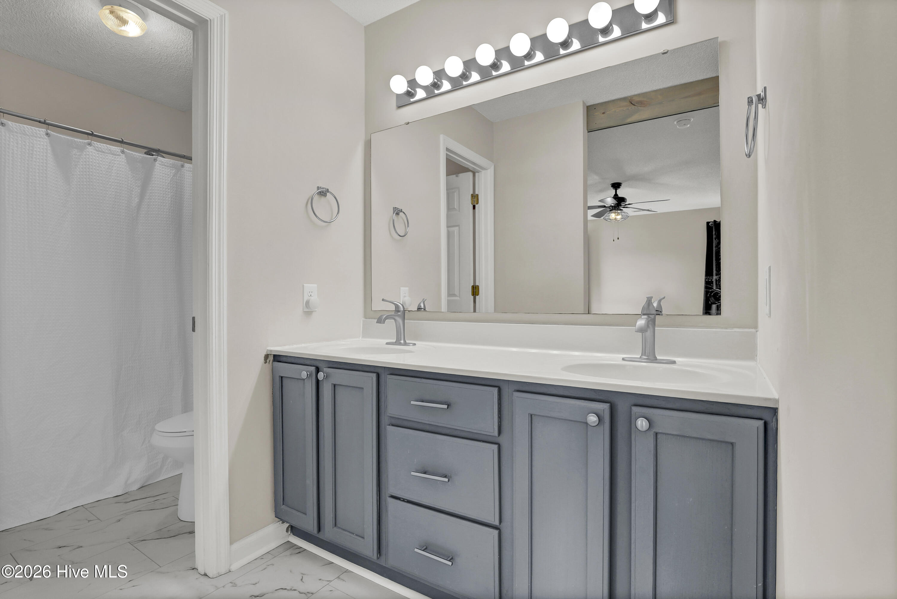 100568979 | Photo 20