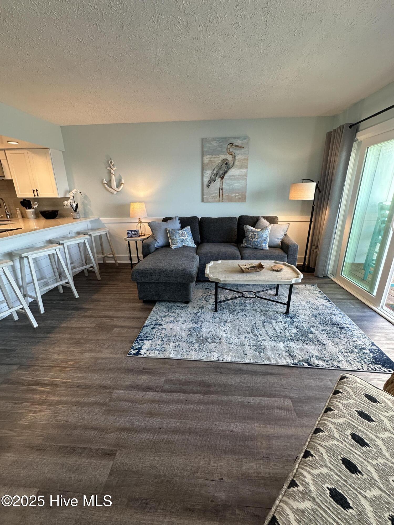 100545930 | Photo 22