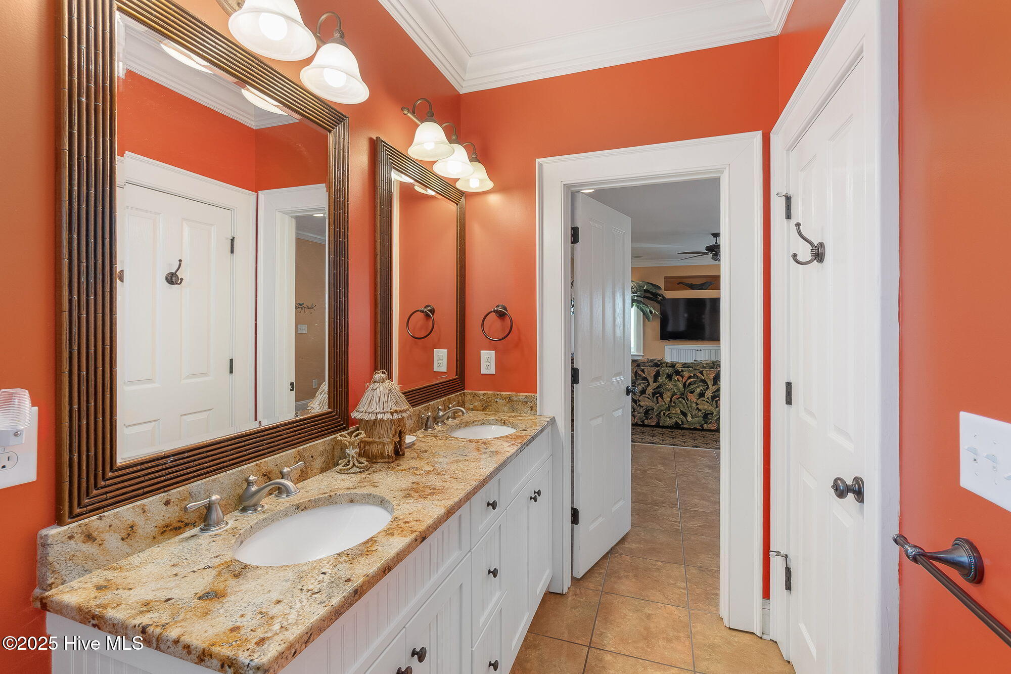 100536306 | Photo 24