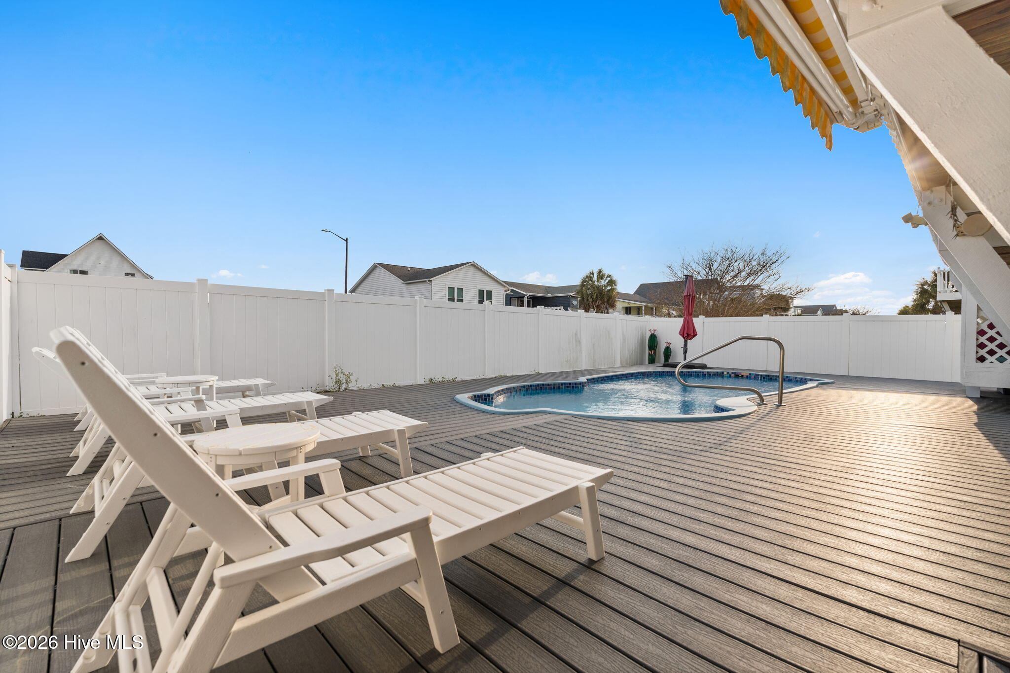 100561633 | Photo 43