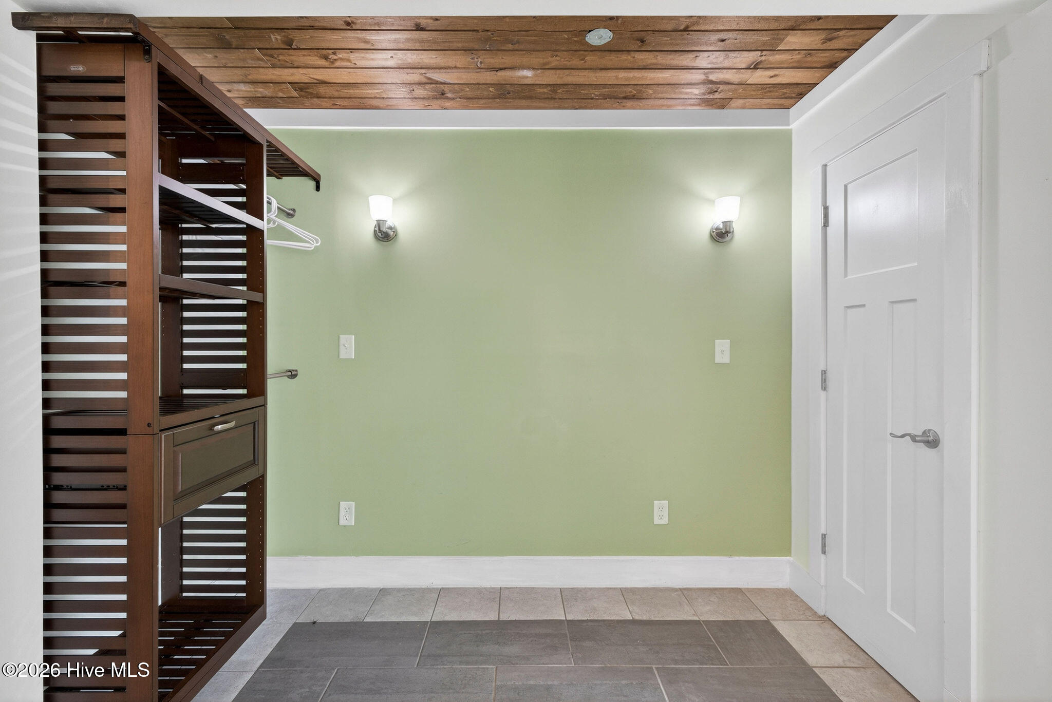 100570293 | Photo 32