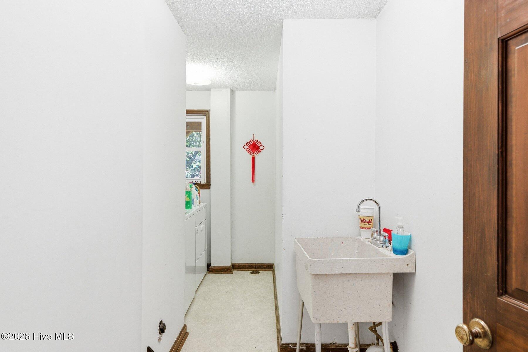 100564189 | Photo 35