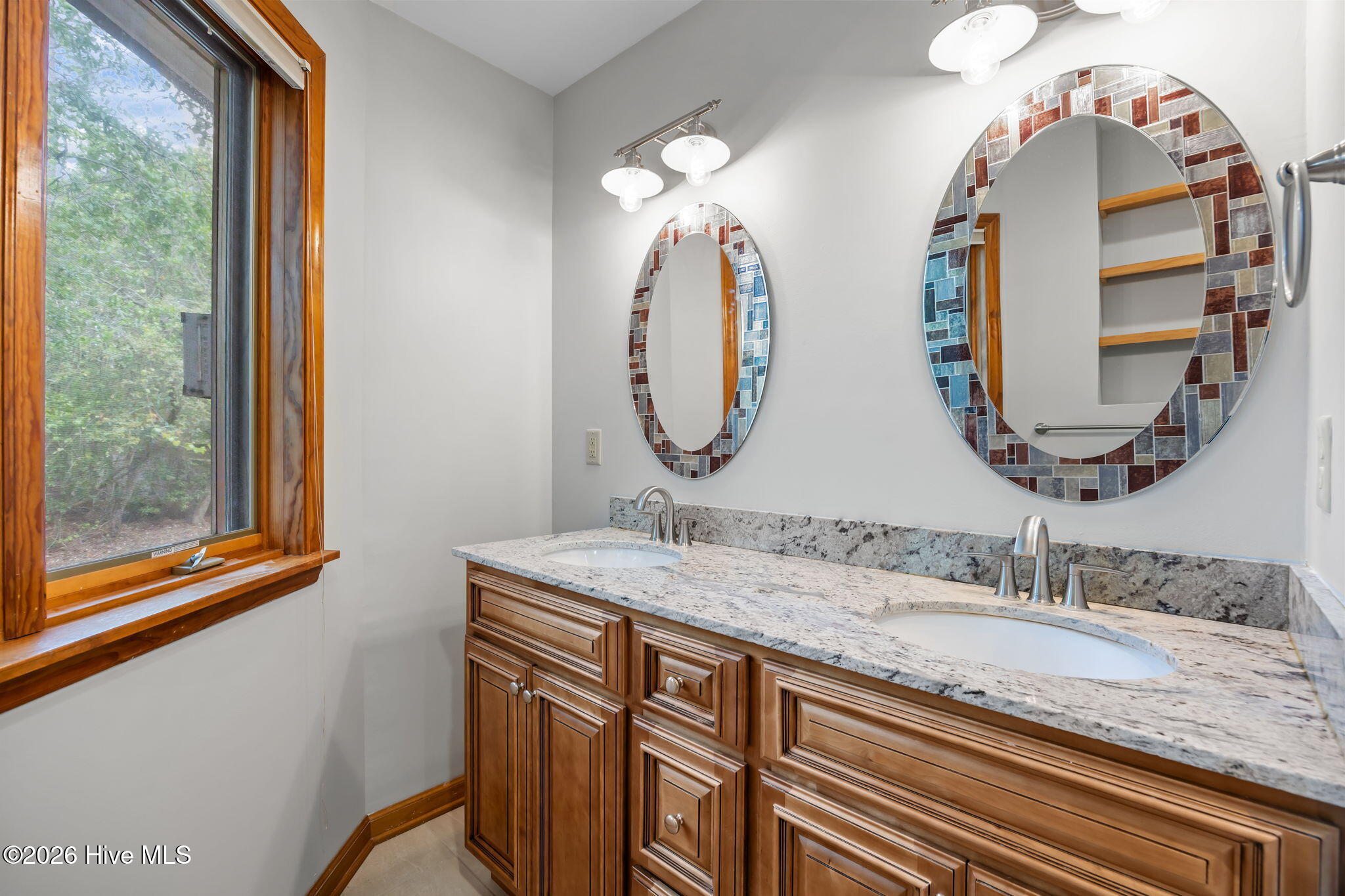 100565896 | Photo 28